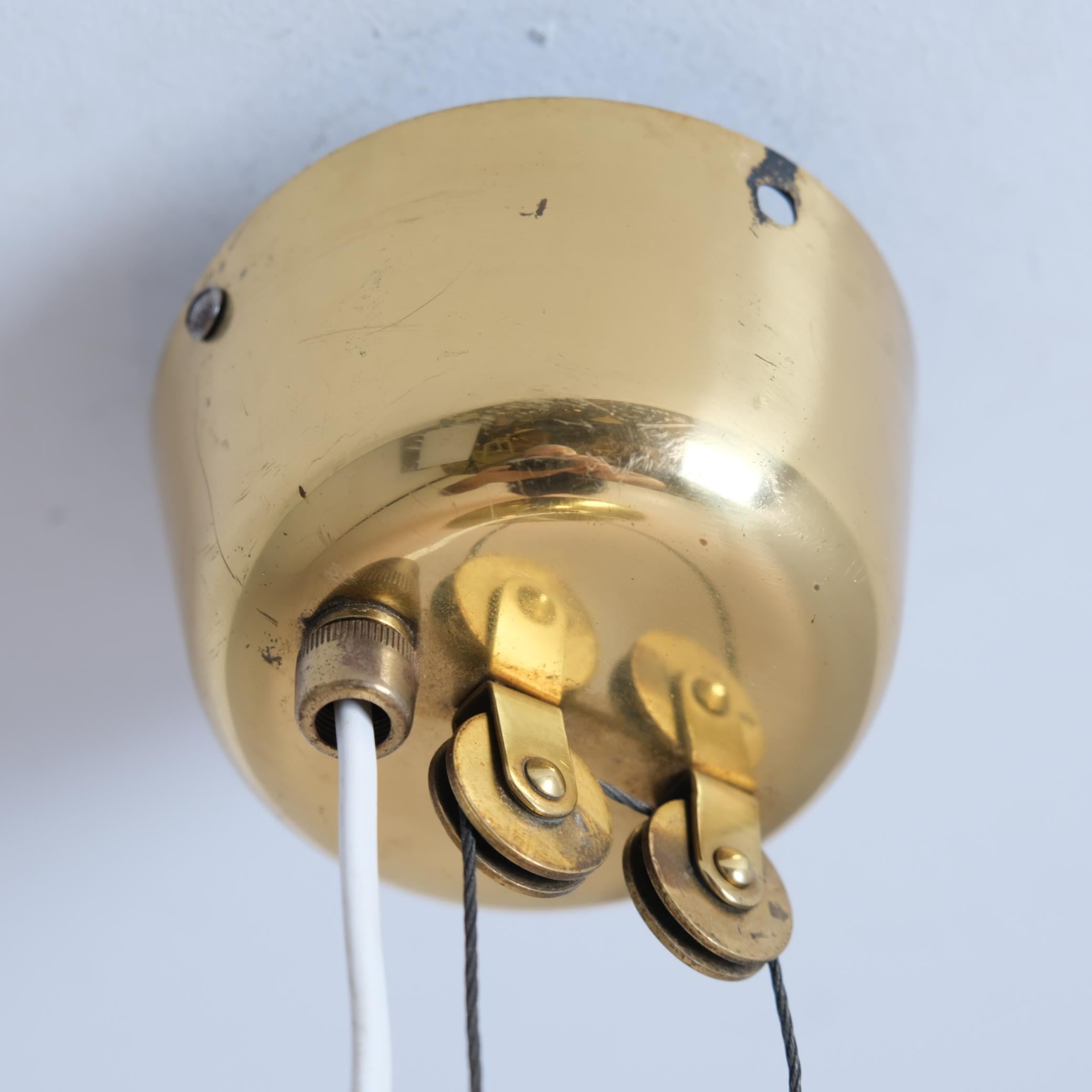 Lampada da soffitto regolabile Paavo Tynell Modello A1965 in ottone traforato Taito 1950s in vendita 6