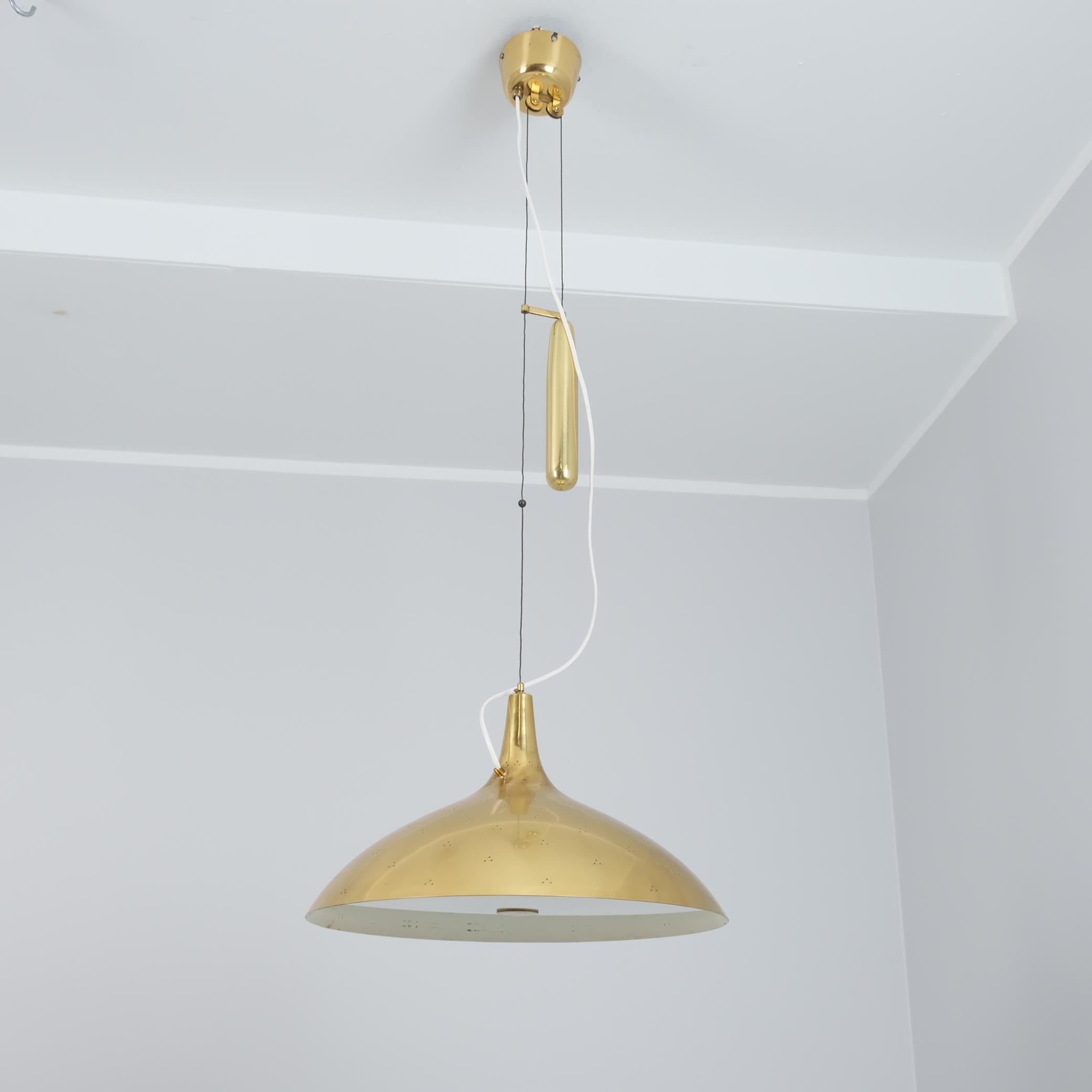 Scandinavo moderno Lampada da soffitto regolabile Paavo Tynell Modello A1965 in ottone traforato Taito 1950s in vendita