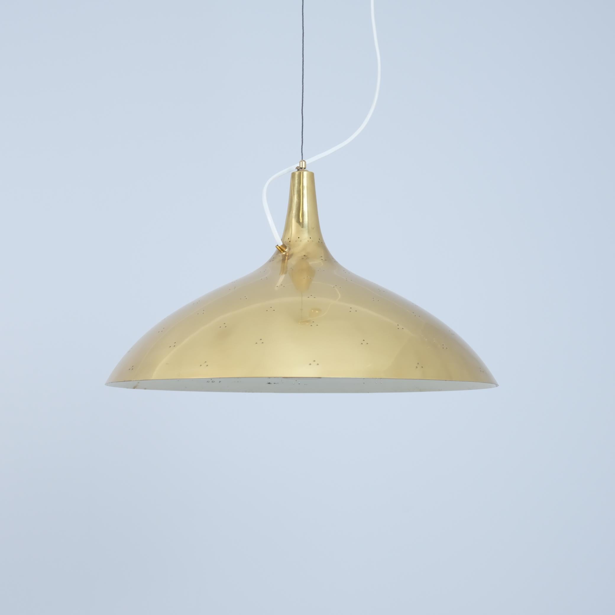 Lampada da soffitto regolabile Paavo Tynell Modello A1965 in ottone traforato Taito 1950s In condizioni buone in vendita a Helsinki, FI