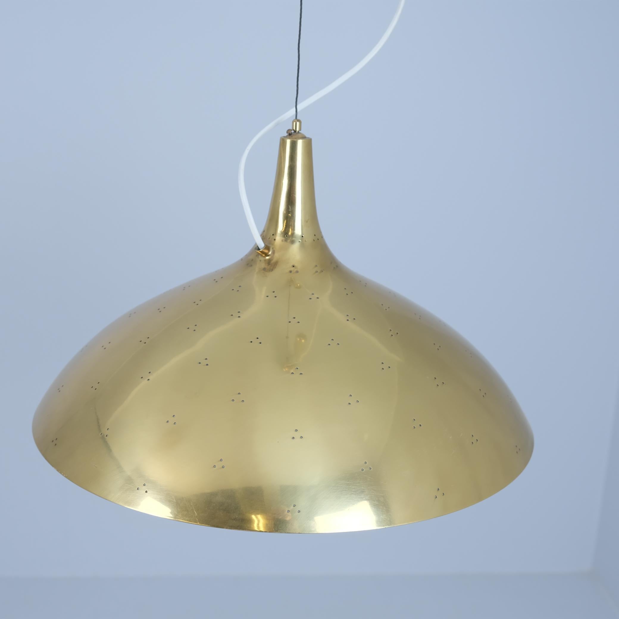 Metà XX secolo Lampada da soffitto regolabile Paavo Tynell Modello A1965 in ottone traforato Taito 1950s in vendita