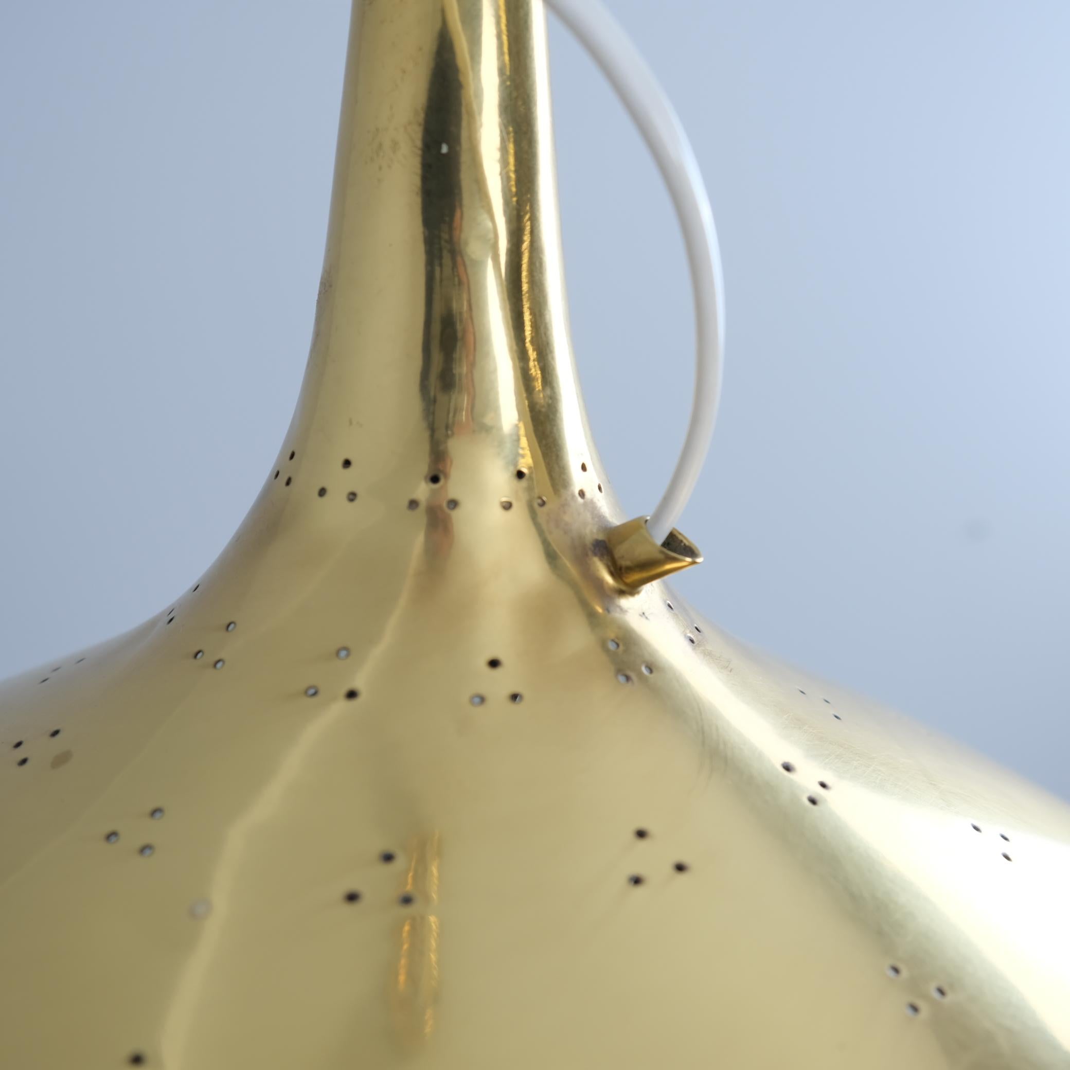 Lampada da soffitto regolabile Paavo Tynell Modello A1965 in ottone traforato Taito 1950s in vendita 2