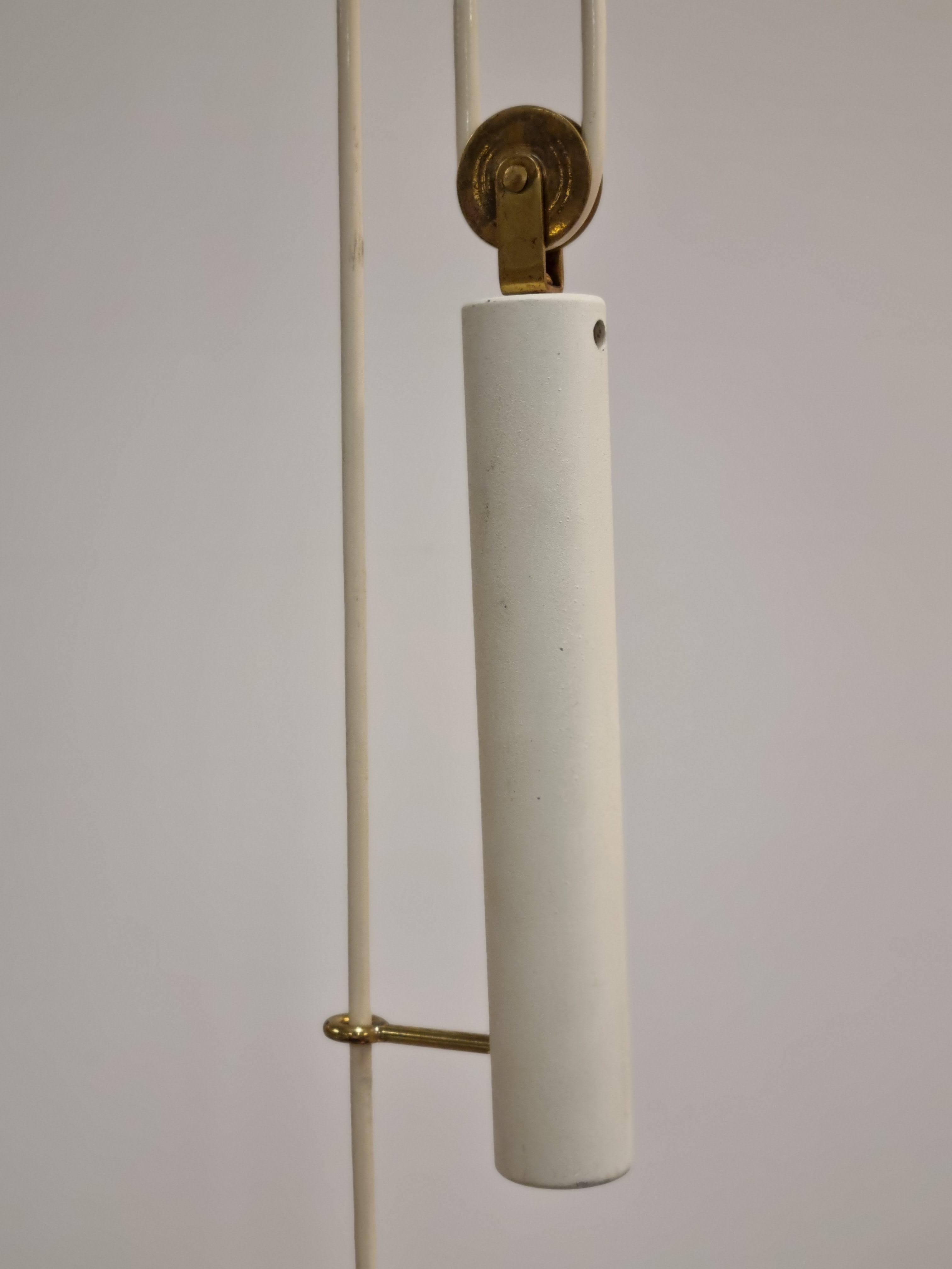 Metallo Lampada da soffitto regolabile Paavo Tynell modello A1998 in ottone, bianco e rattan, anni '50 in vendita