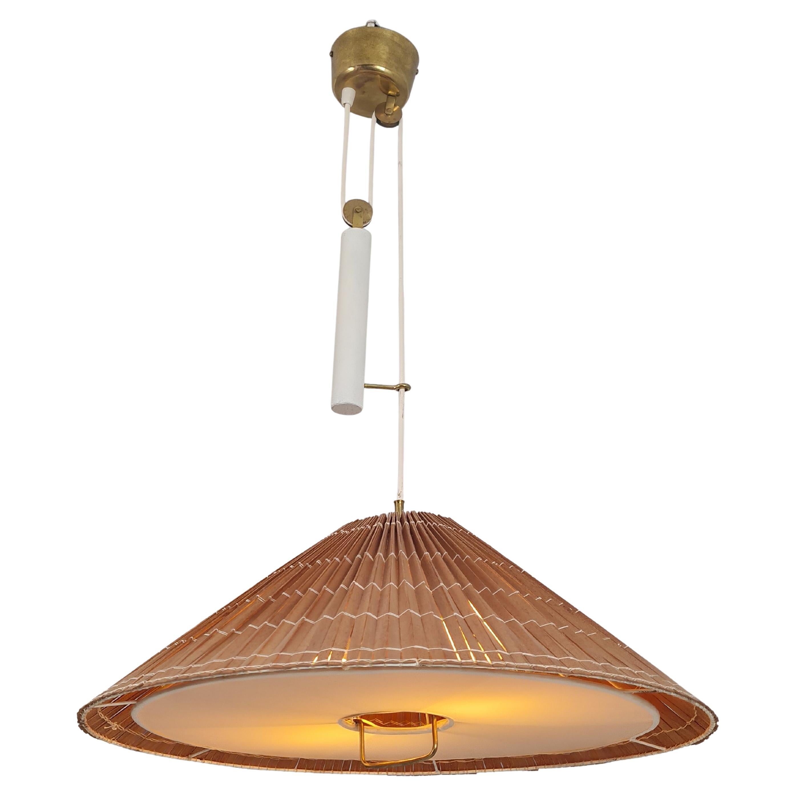 Lampada da soffitto regolabile Paavo Tynell modello A1998 in ottone, bianco e rattan, anni '50