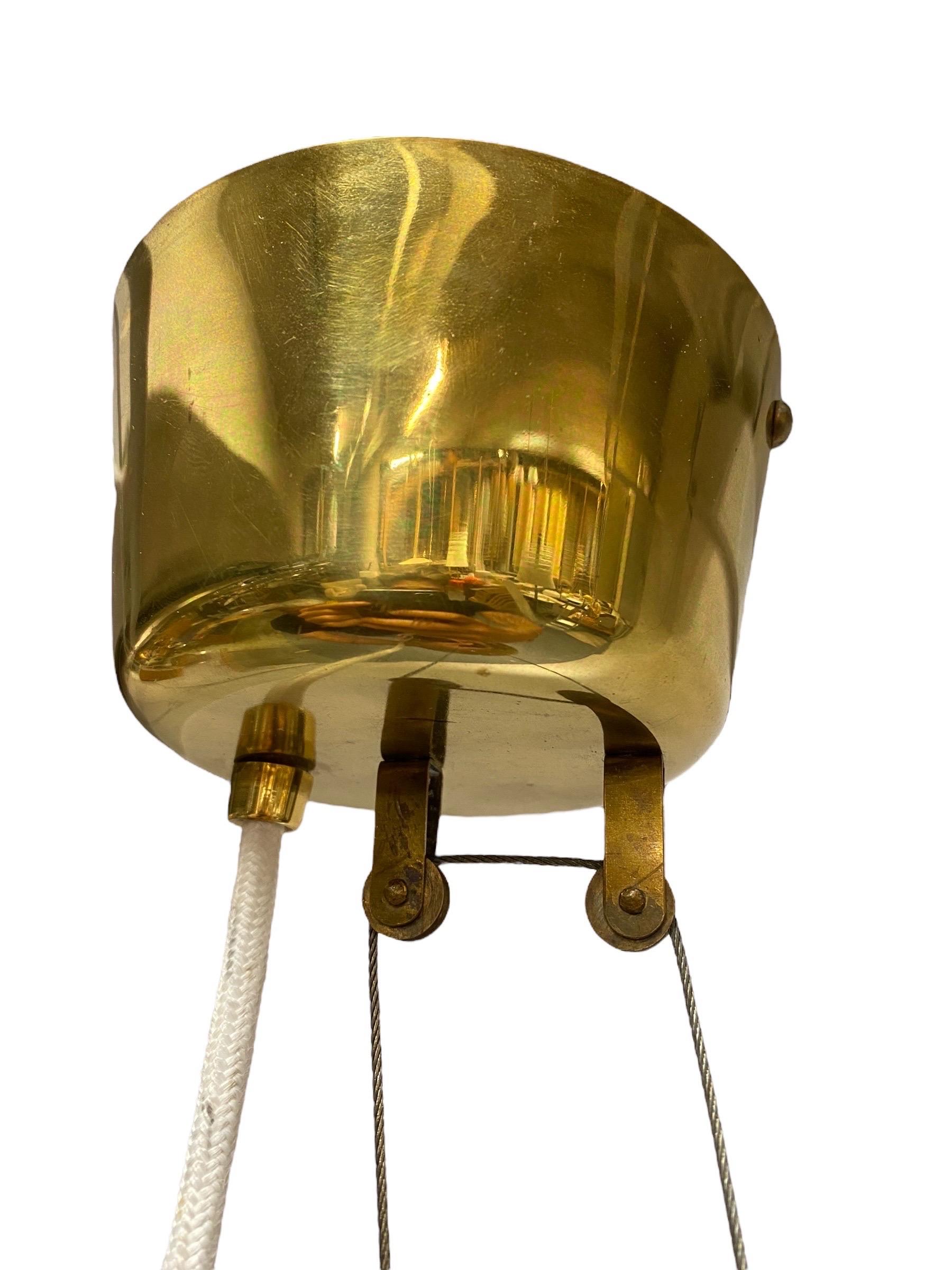 Raro pendente da soffitto regolabile in ottone traforato Paavo Tynell A1965, Taito 1940s in vendita 3