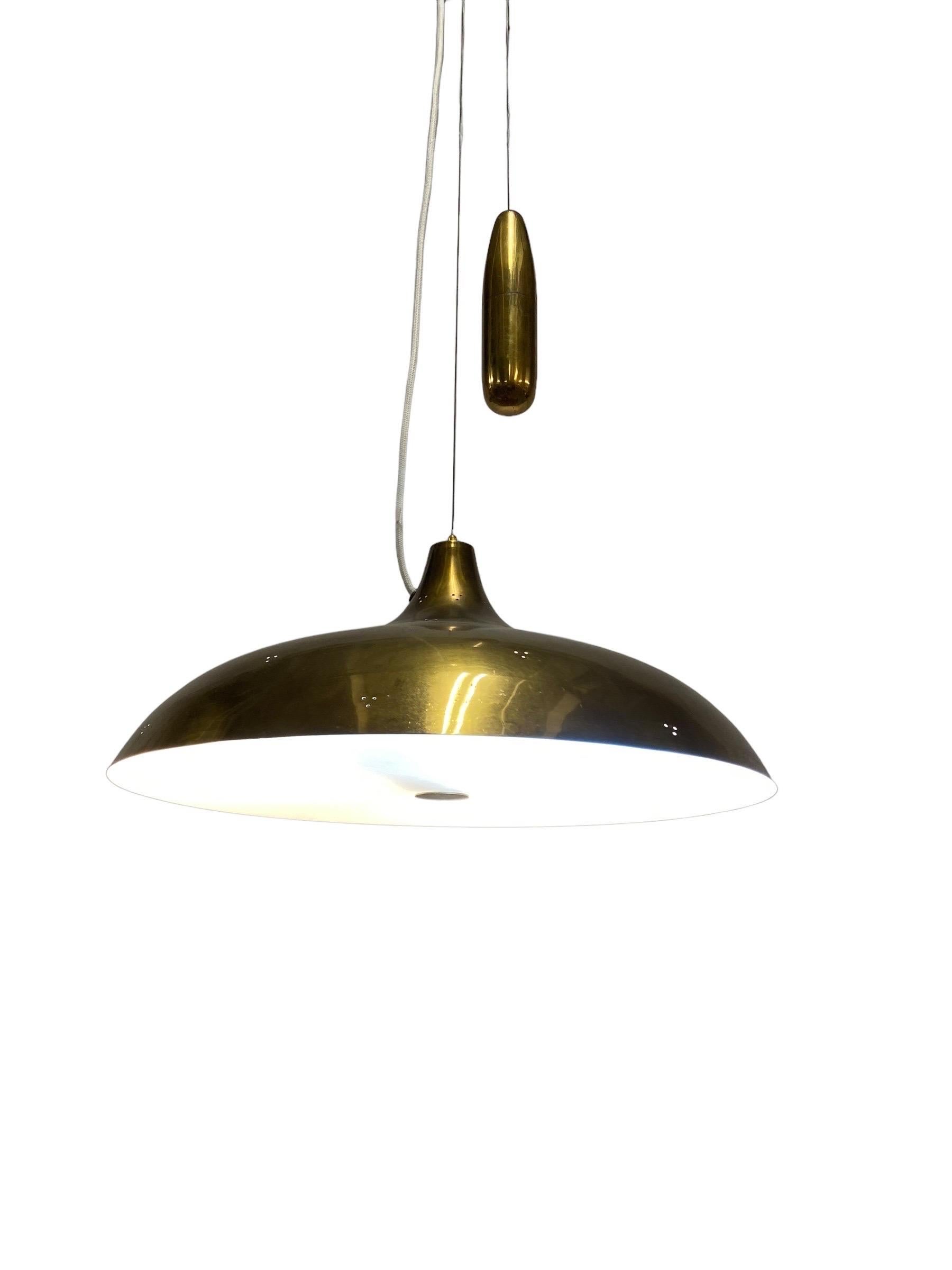 Una rarissima versione precedente della lampada da soffitto regolabile modello A1965, progettata da Paavo Tynell e prodotta da Taito Oy negli anni '40 in Finlandia. Questa versione è dotata di uno speciale contrappeso libero, che può essere