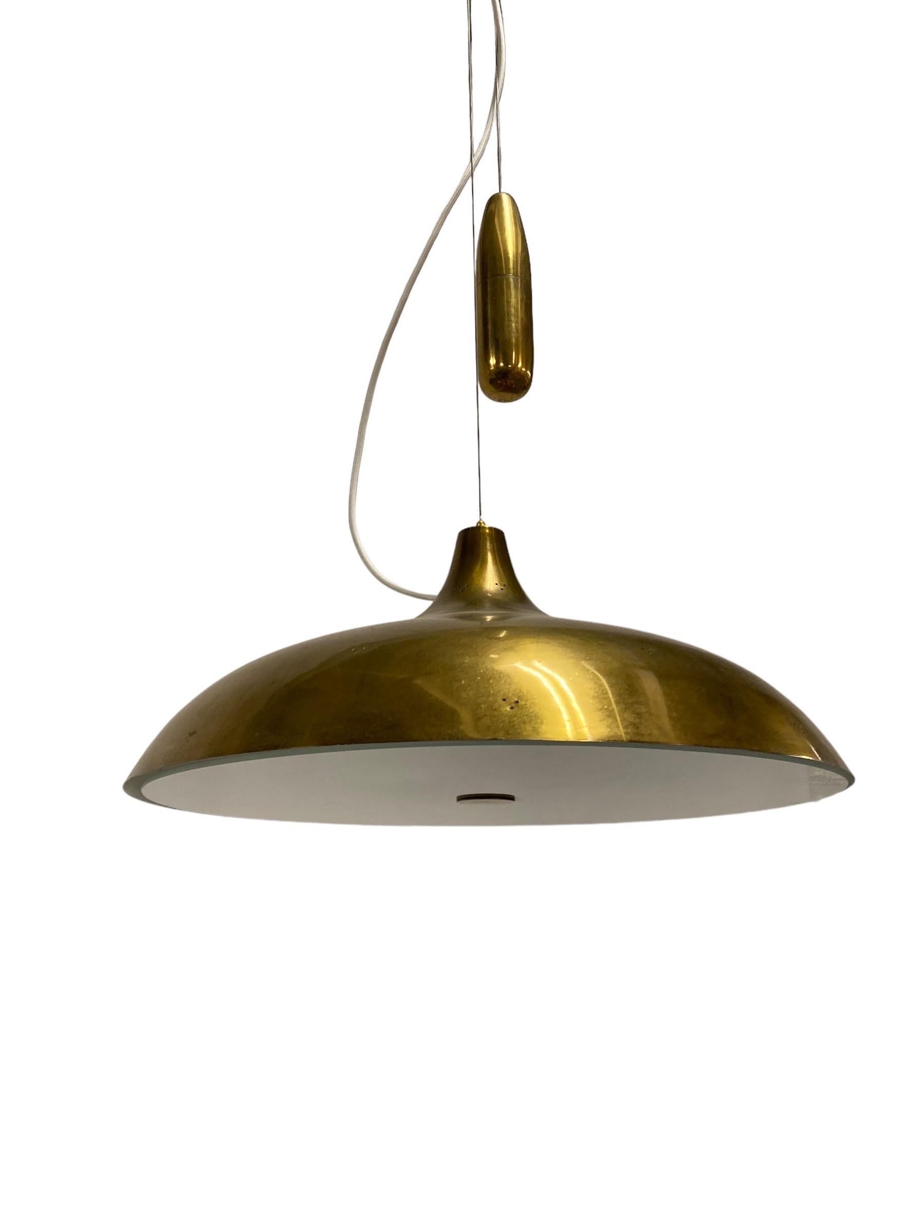 Scandinavo moderno Raro pendente da soffitto regolabile in ottone traforato Paavo Tynell A1965, Taito 1940s in vendita