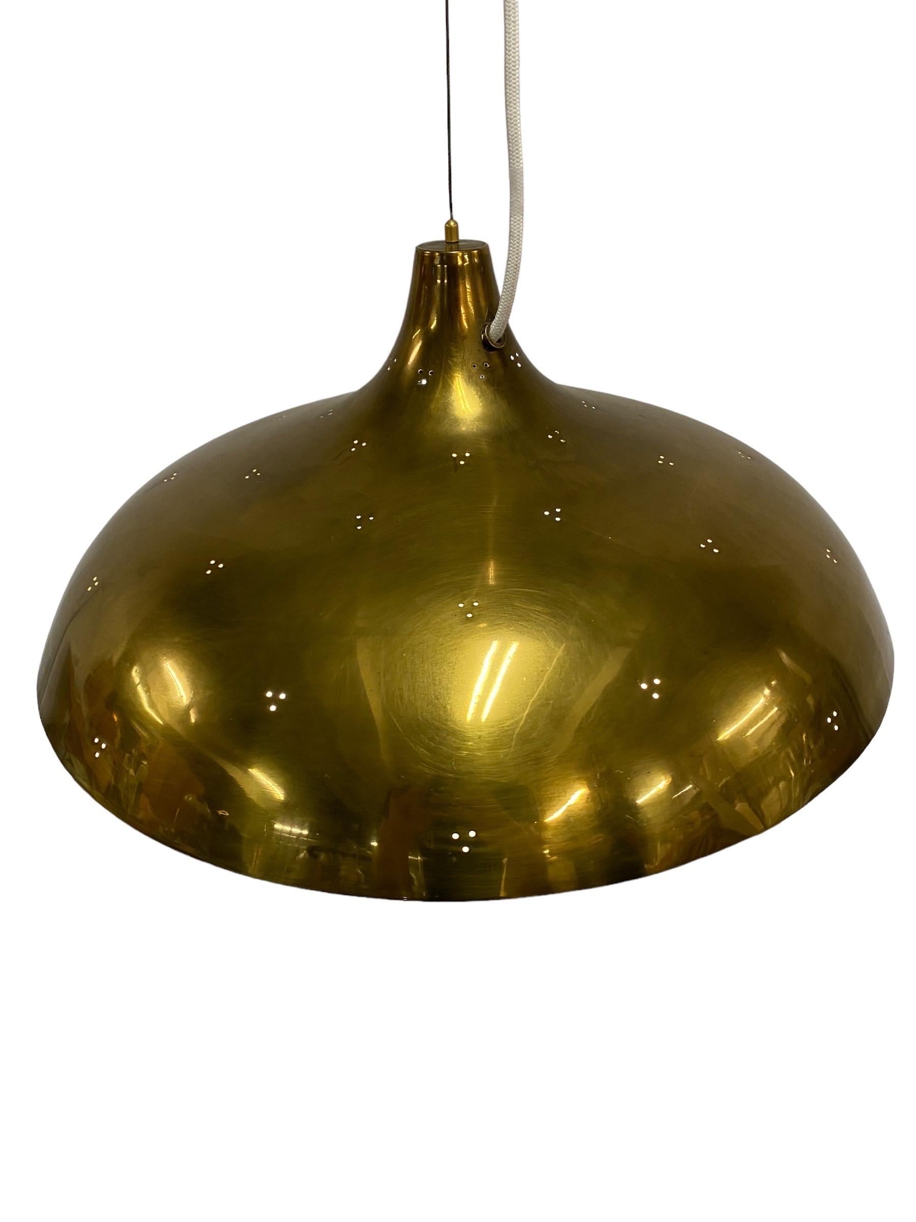 Finlandese Raro pendente da soffitto regolabile in ottone traforato Paavo Tynell A1965, Taito 1940s in vendita
