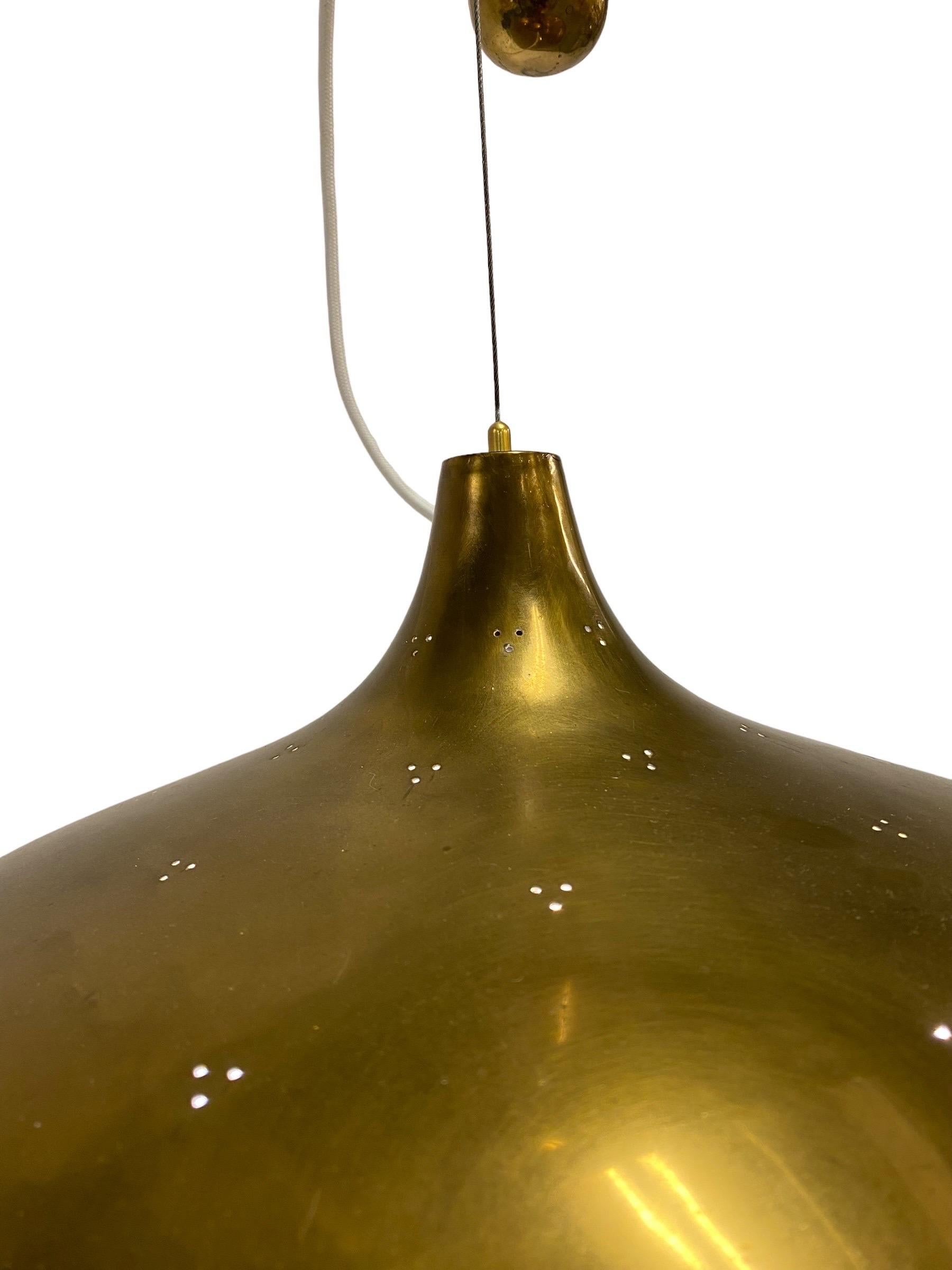 Ottone Raro pendente da soffitto regolabile in ottone traforato Paavo Tynell A1965, Taito 1940s in vendita