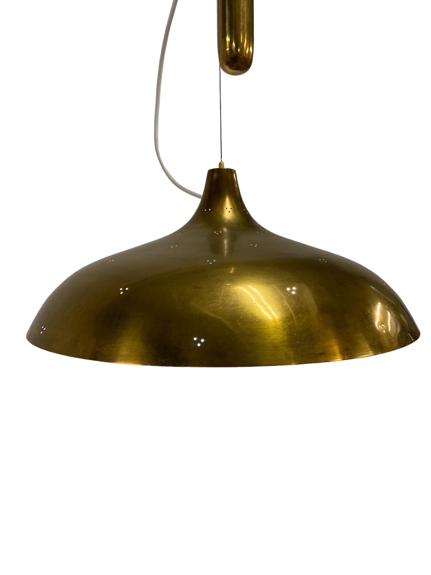 Raro pendente da soffitto regolabile in ottone traforato Paavo Tynell A1965, Taito 1940s in vendita 1