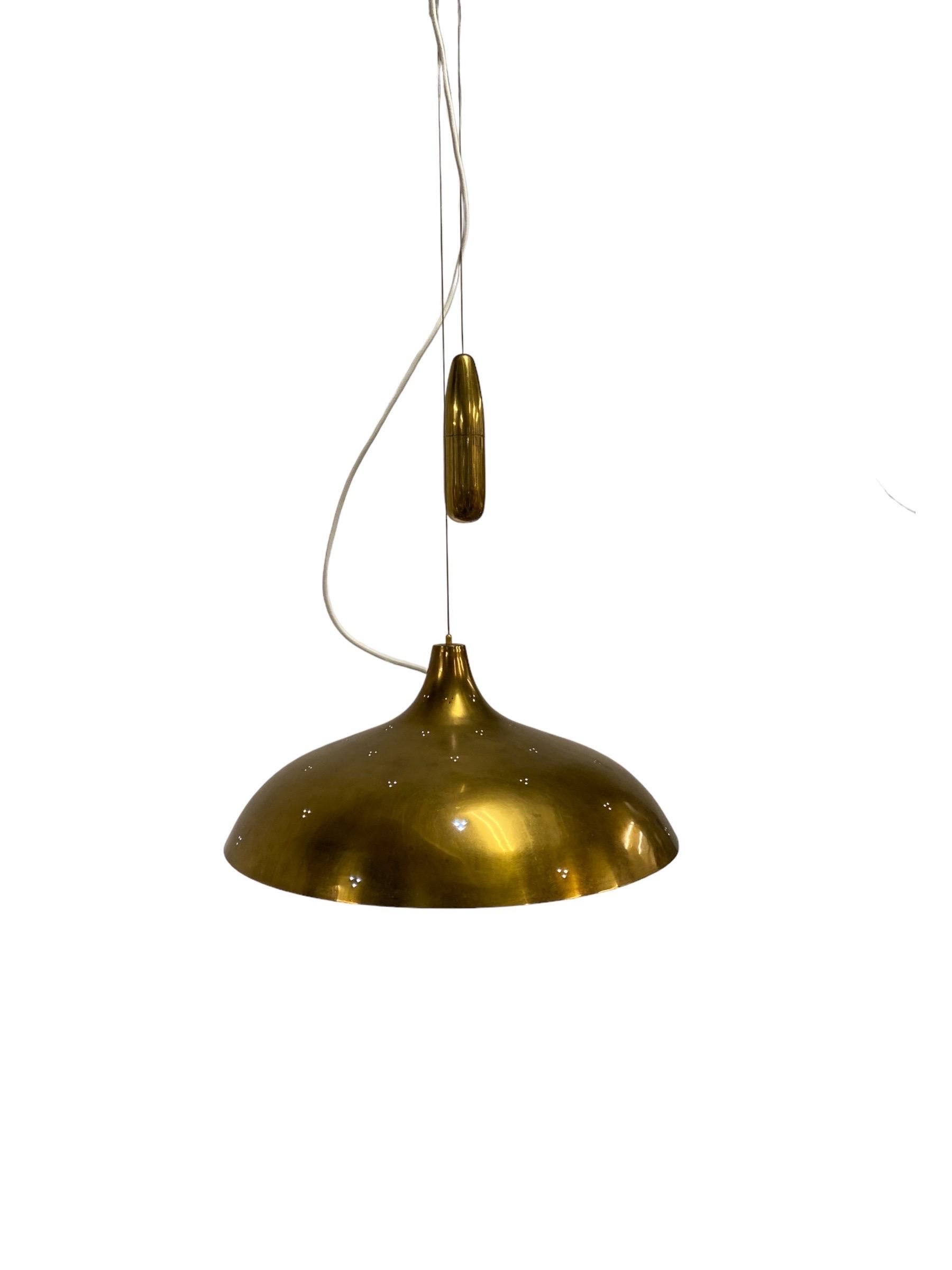 Raro pendente da soffitto regolabile in ottone traforato Paavo Tynell A1965, Taito 1940s in vendita 2