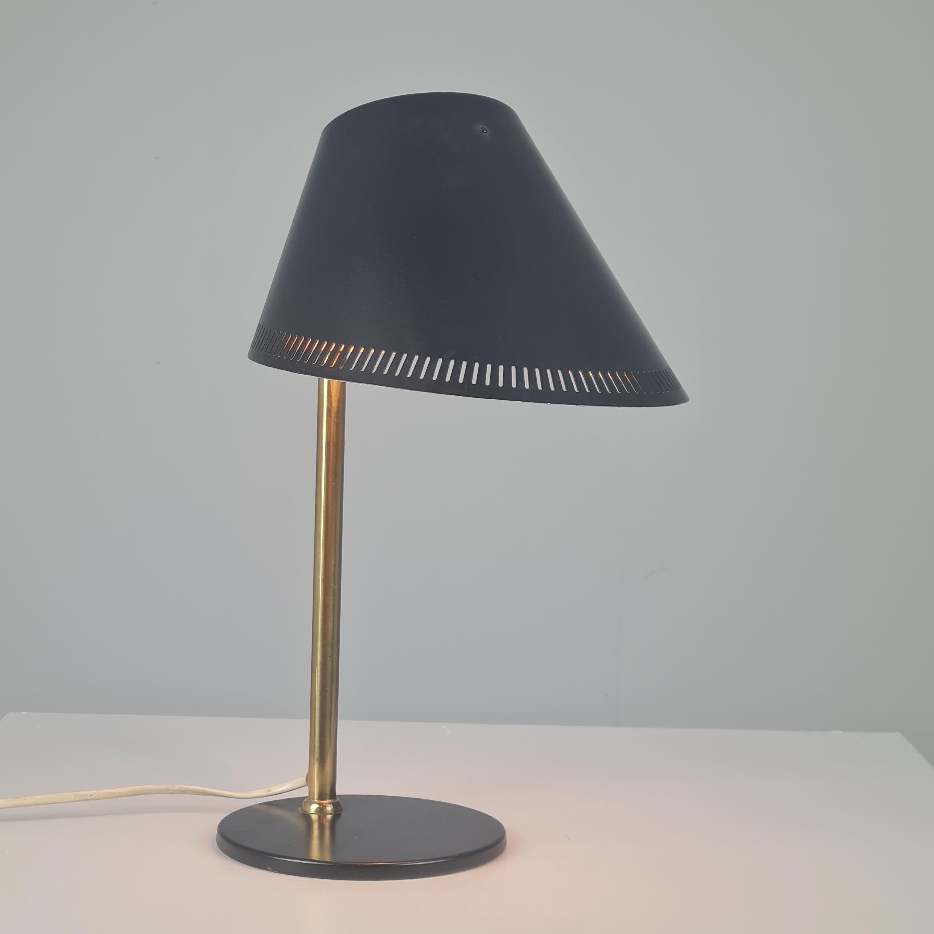 Paavo Tynell Lámpara de mesa regulable Modelo 9227 en negro y latón Taito Idman Años 50 en venta 4