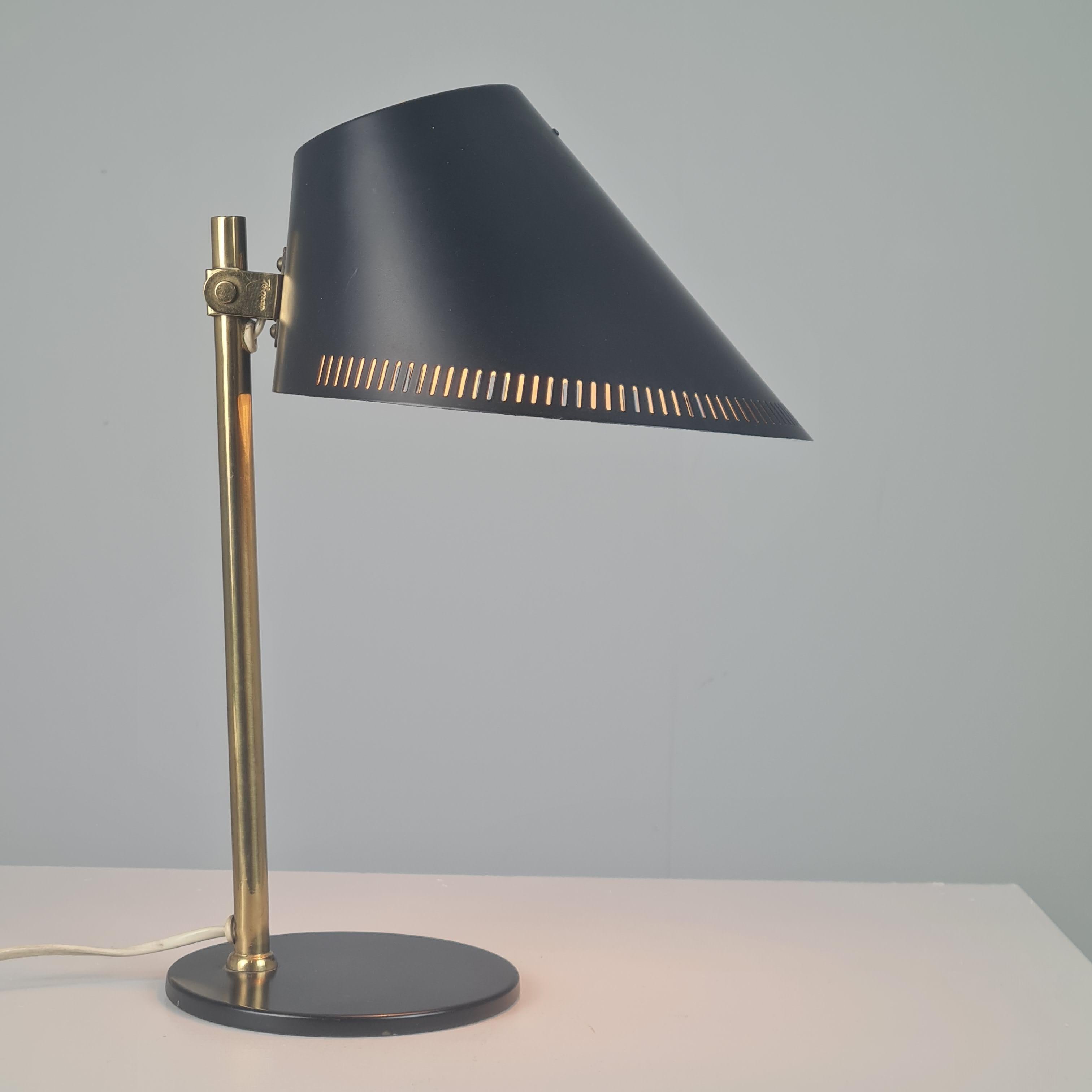 Paavo Tynell Lámpara de mesa regulable Modelo 9227 en negro y latón Taito Idman Años 50 en venta 5