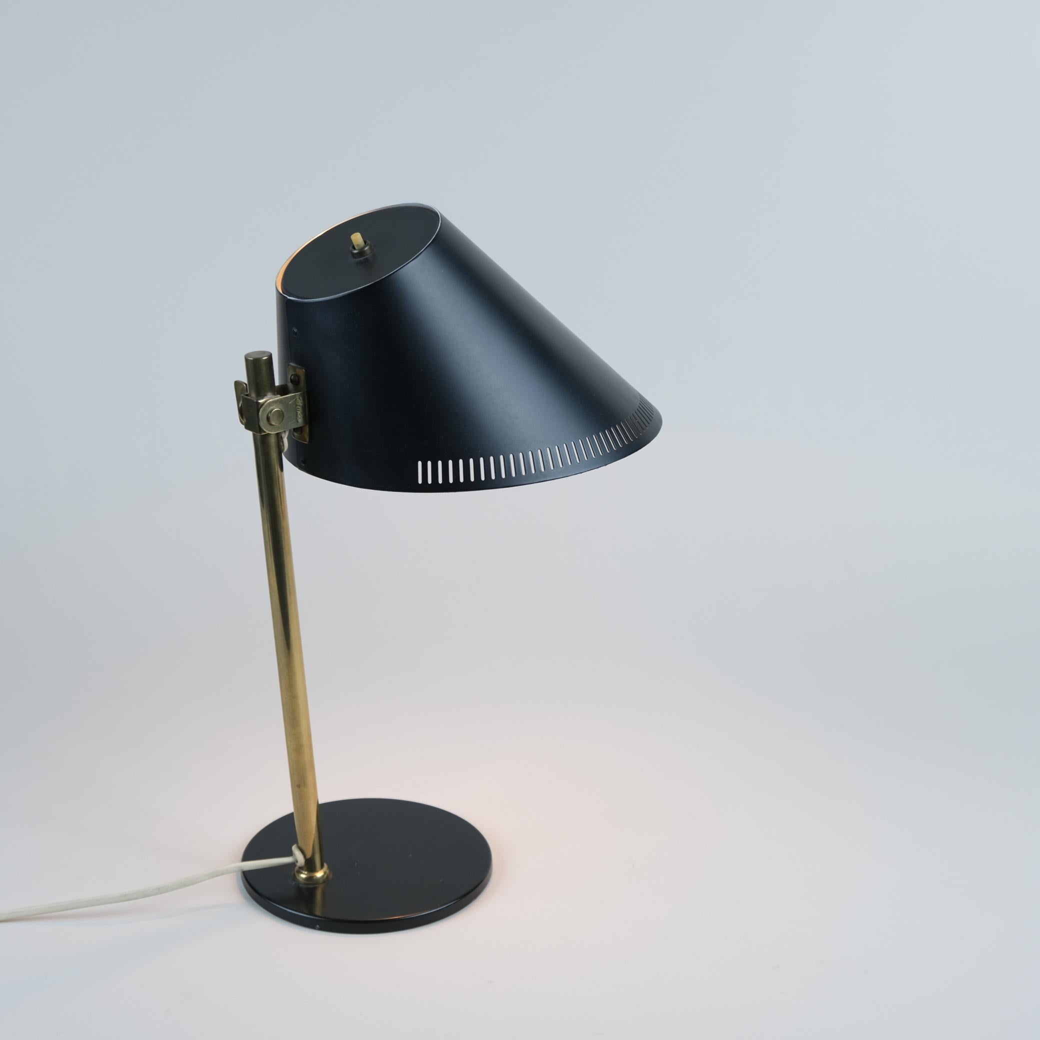 Le modèle classique 9227 avec le réflecteur à visière fendue qui se déplace vers le haut ou vers le bas, pour placer la lumière là où elle est nécessaire. Une lampe fonctionnelle emblématique avec un beau look moderne.

Cette magnifique pièce est