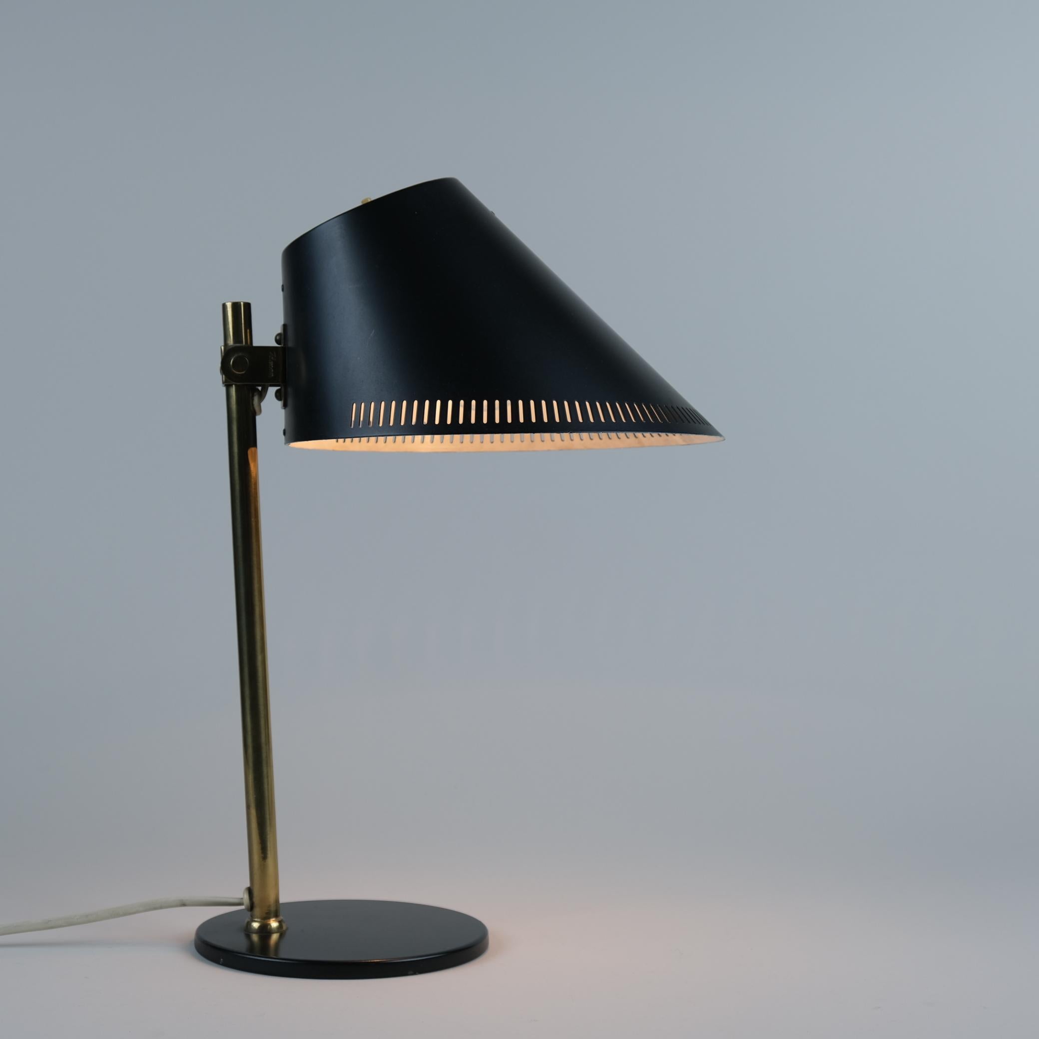 Scandinave moderne Lampe de table réglable Paavo Tynell modèle 9227 en noir et laiton Taito-idman années 1950 en vente
