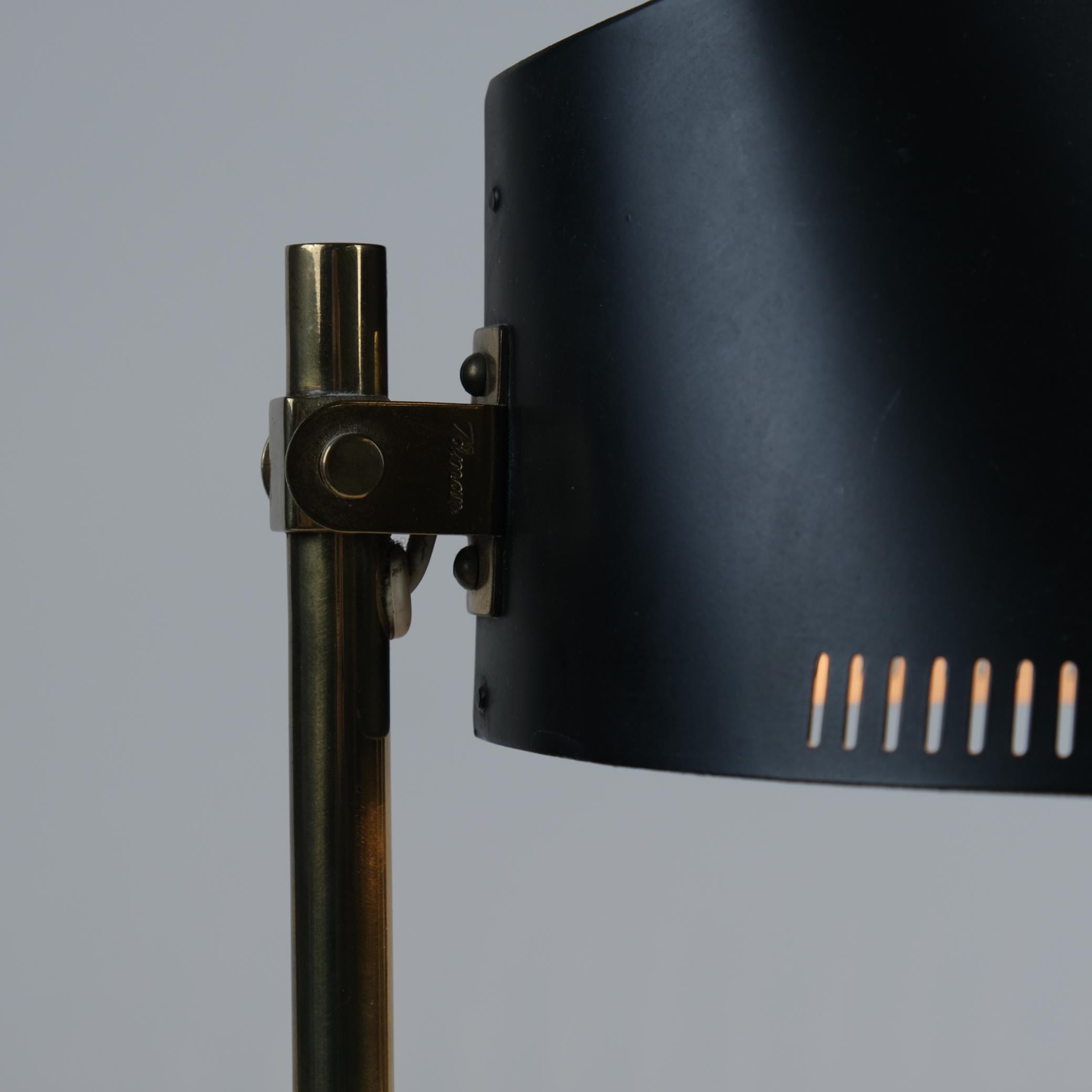 Finlandais Lampe de table réglable Paavo Tynell modèle 9227 en noir et laiton Taito-idman années 1950 en vente