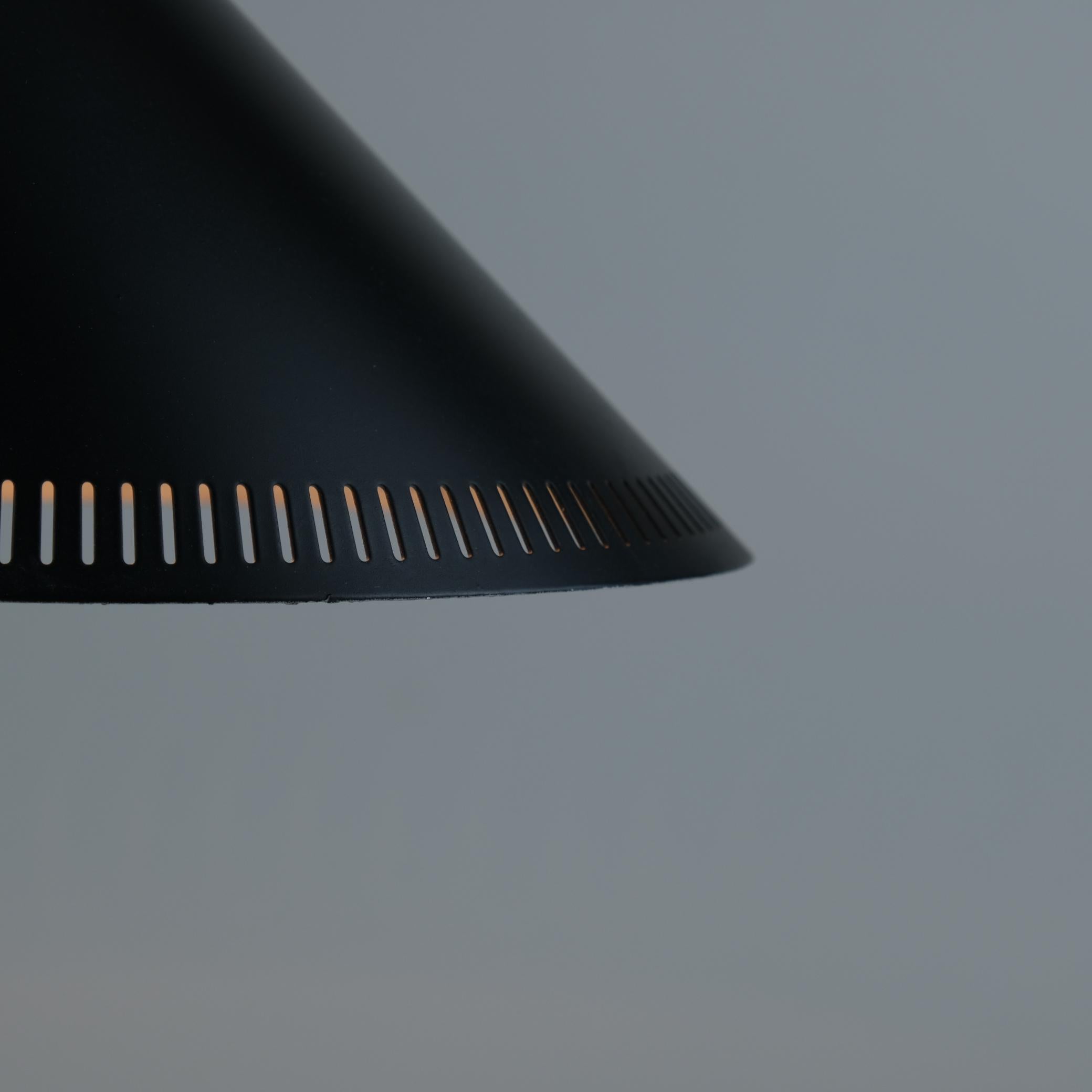 Lampe de table réglable Paavo Tynell modèle 9227 en noir et laiton Taito-idman années 1950 Bon état - En vente à Helsinki, FI
