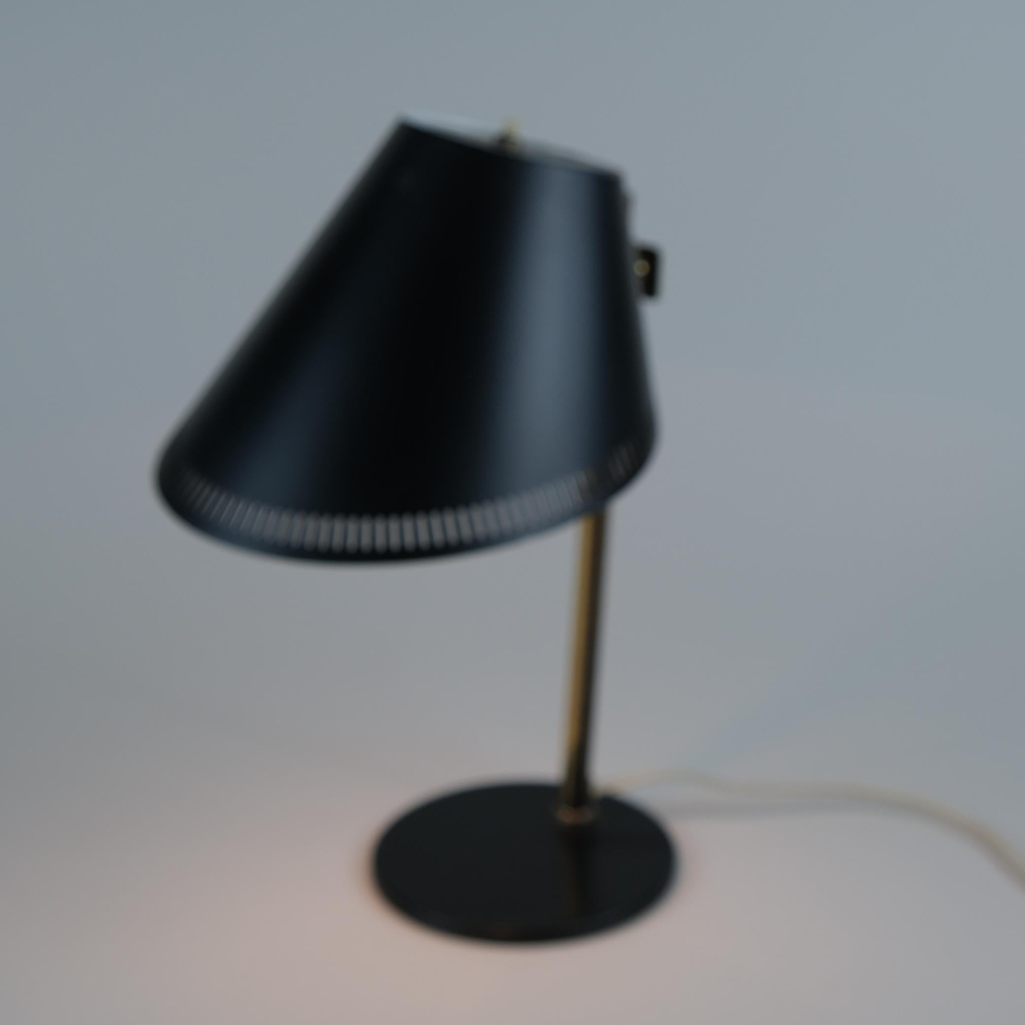 Métal Lampe de table réglable Paavo Tynell modèle 9227 en noir et laiton Taito-idman années 1950 en vente