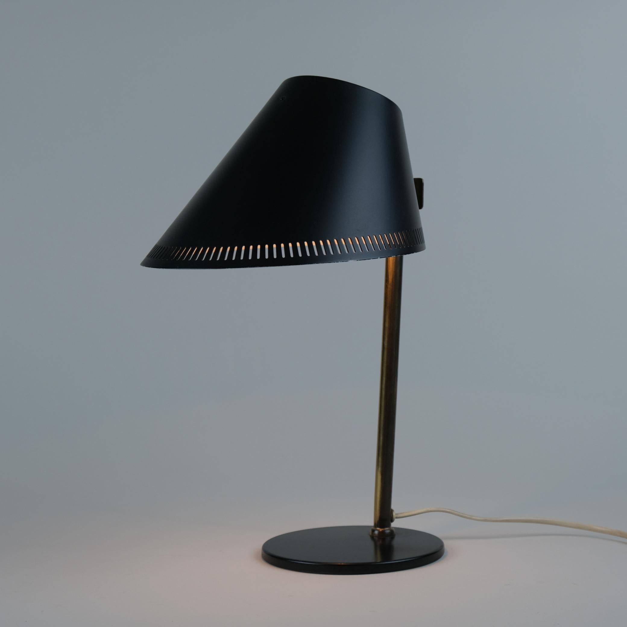 Lampe de table réglable Paavo Tynell modèle 9227 en noir et laiton Taito-idman années 1950 en vente 1