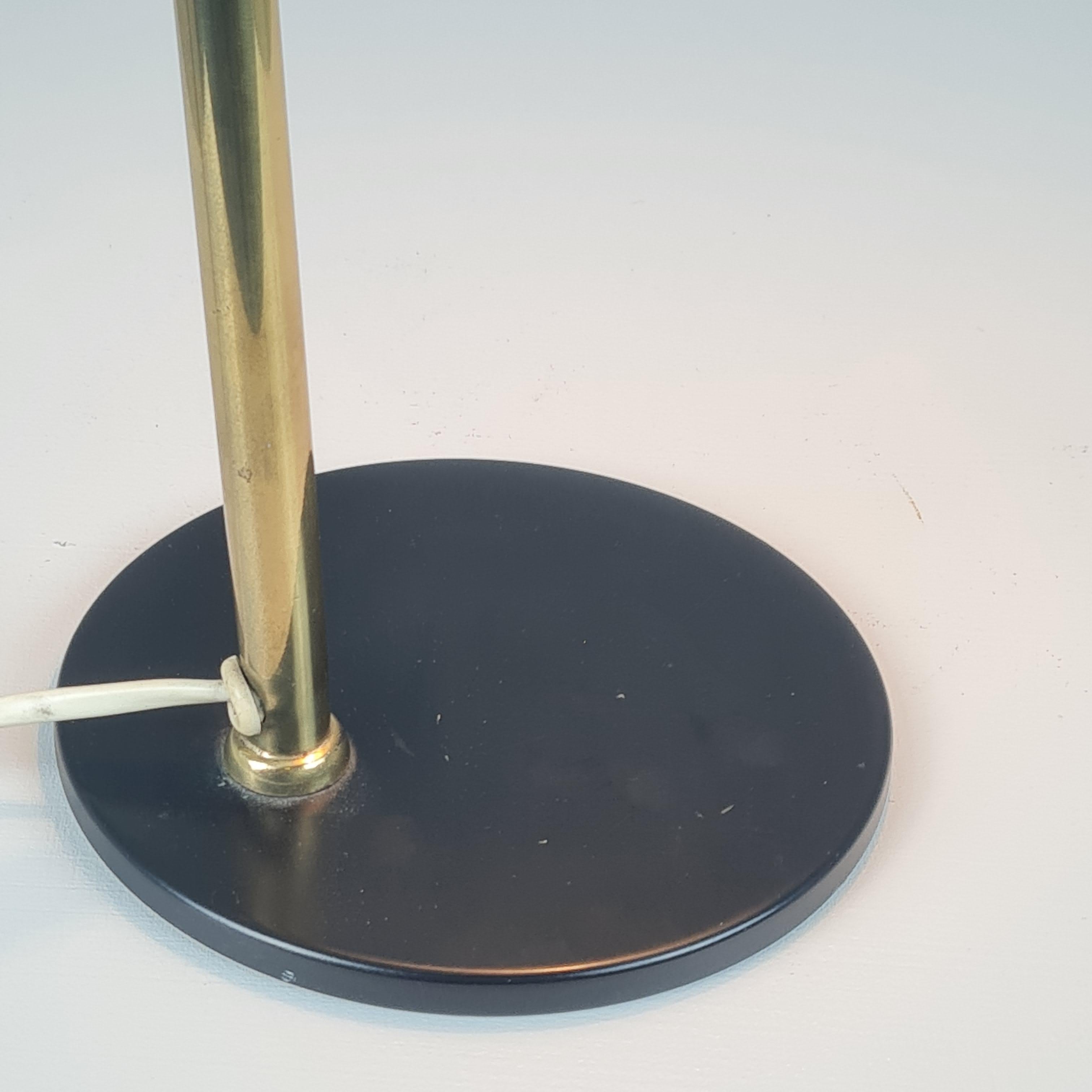 Paavo Tynell Lámpara de mesa regulable Modelo 9227 en negro y latón Taito Idman Años 50 en venta 2