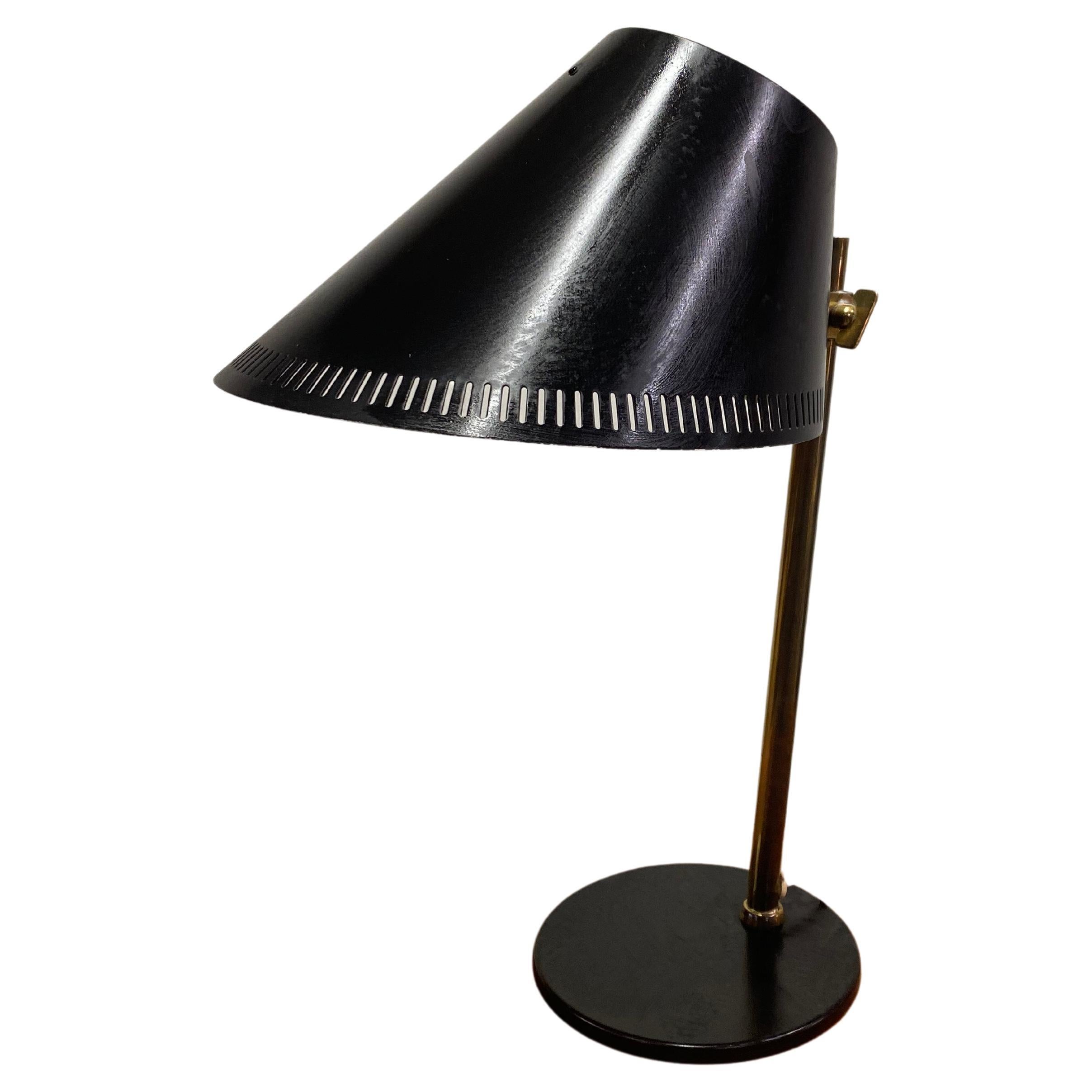Lampada da tavolo regolabile Paavo Tynell modello 9227 in nero e ottone Model No. 1950 Taito-idman