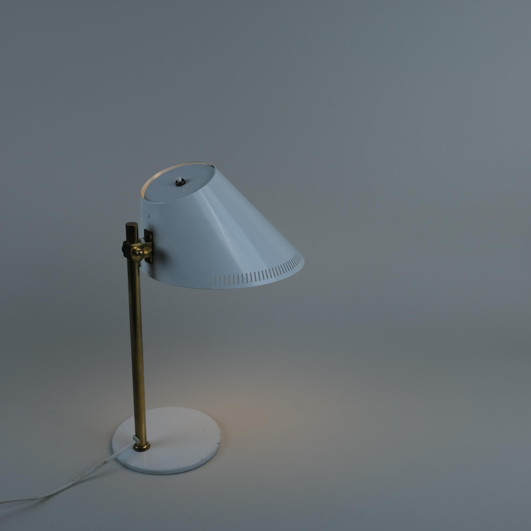 Cette première lampe de table conçue par Paavo Tynell est bien connue et considérée par beaucoup comme le point pivot à partir duquel un changement dans ses conceptions a commencé à apparaître. C'est l'un des premiers modèles à comporter des
