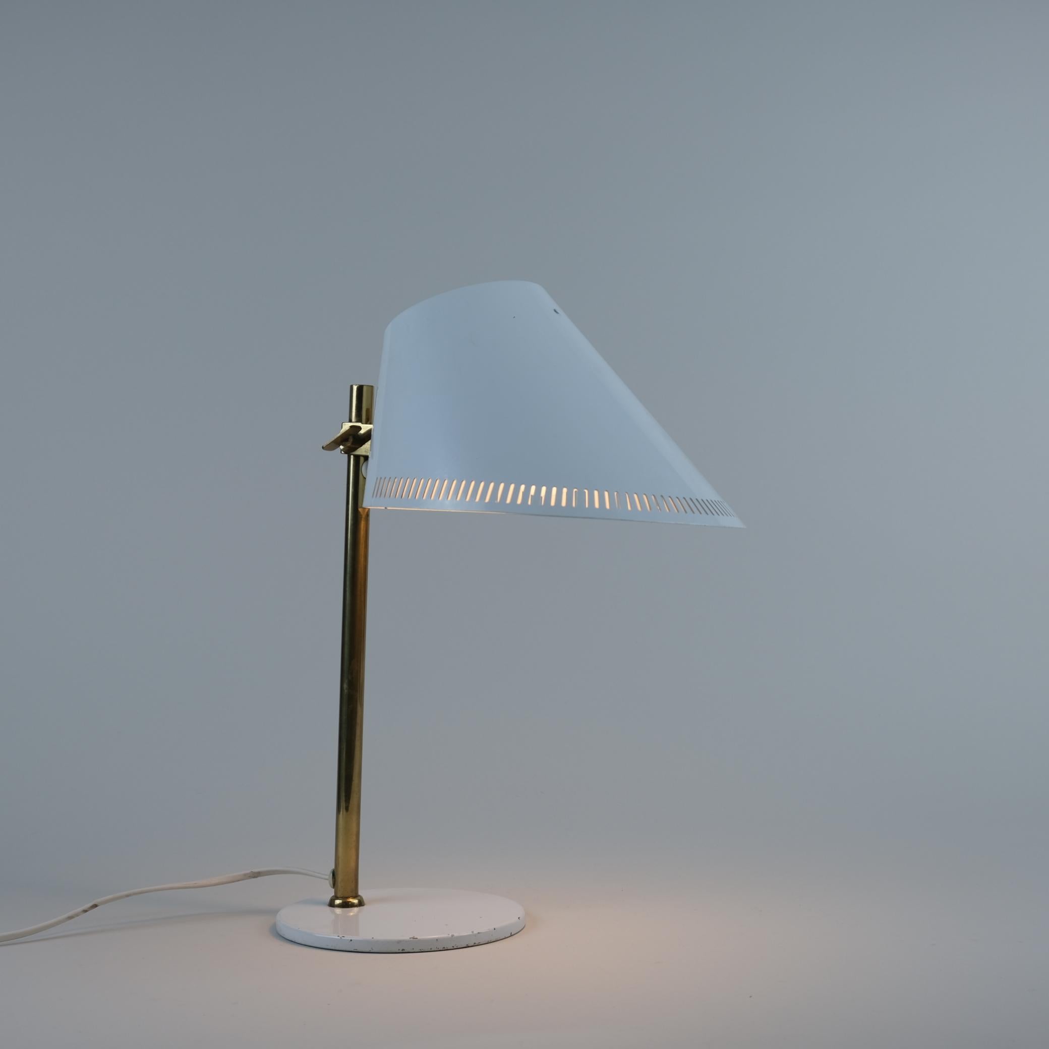 Finlandais Lampe de table réglable Paavo Tynell modèle 9227 en blanc et laiton, Idman années 1950 en vente