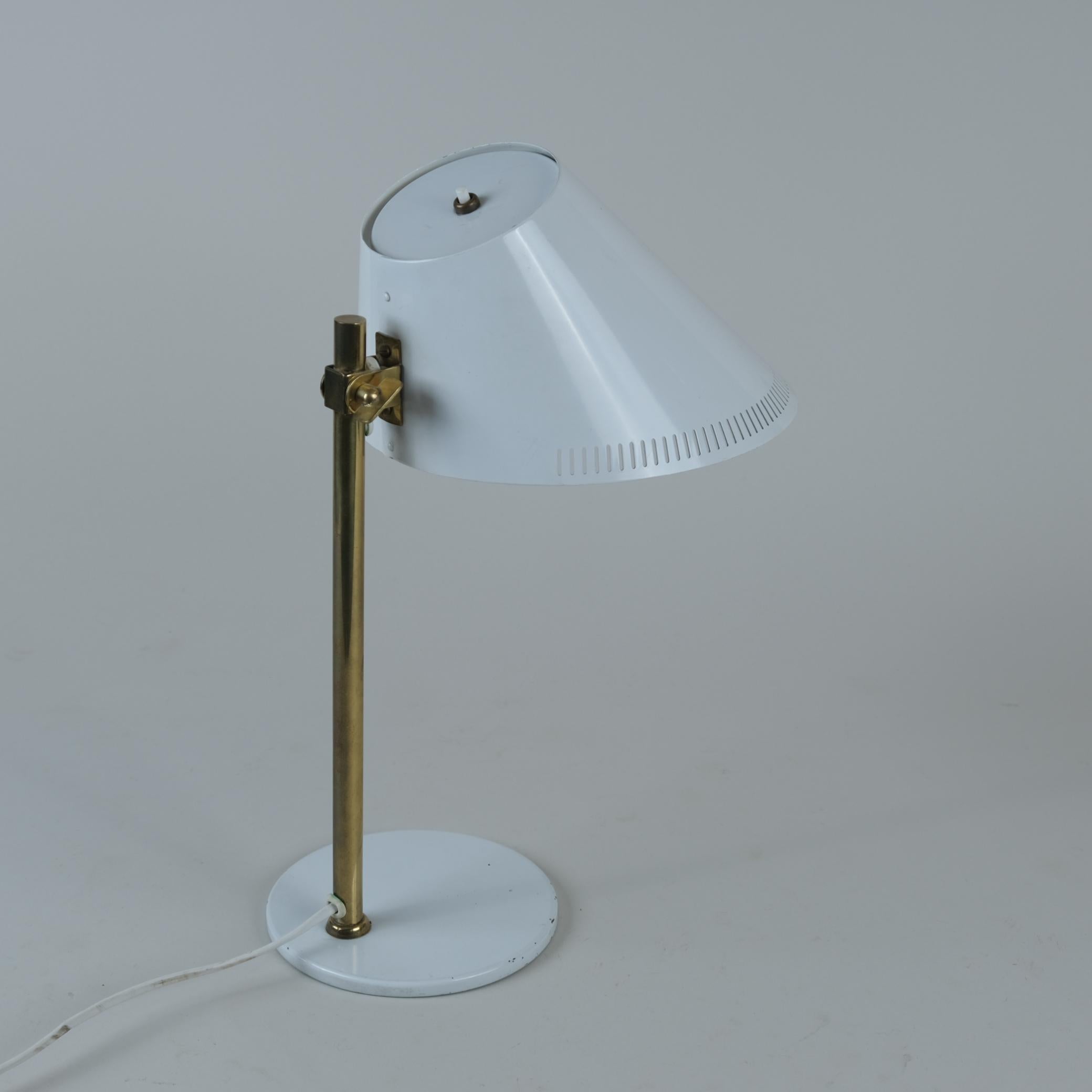 Scandinave moderne Lampe de table réglable Paavo Tynell modèle 9227 en blanc et laiton, Idman années 1950 en vente