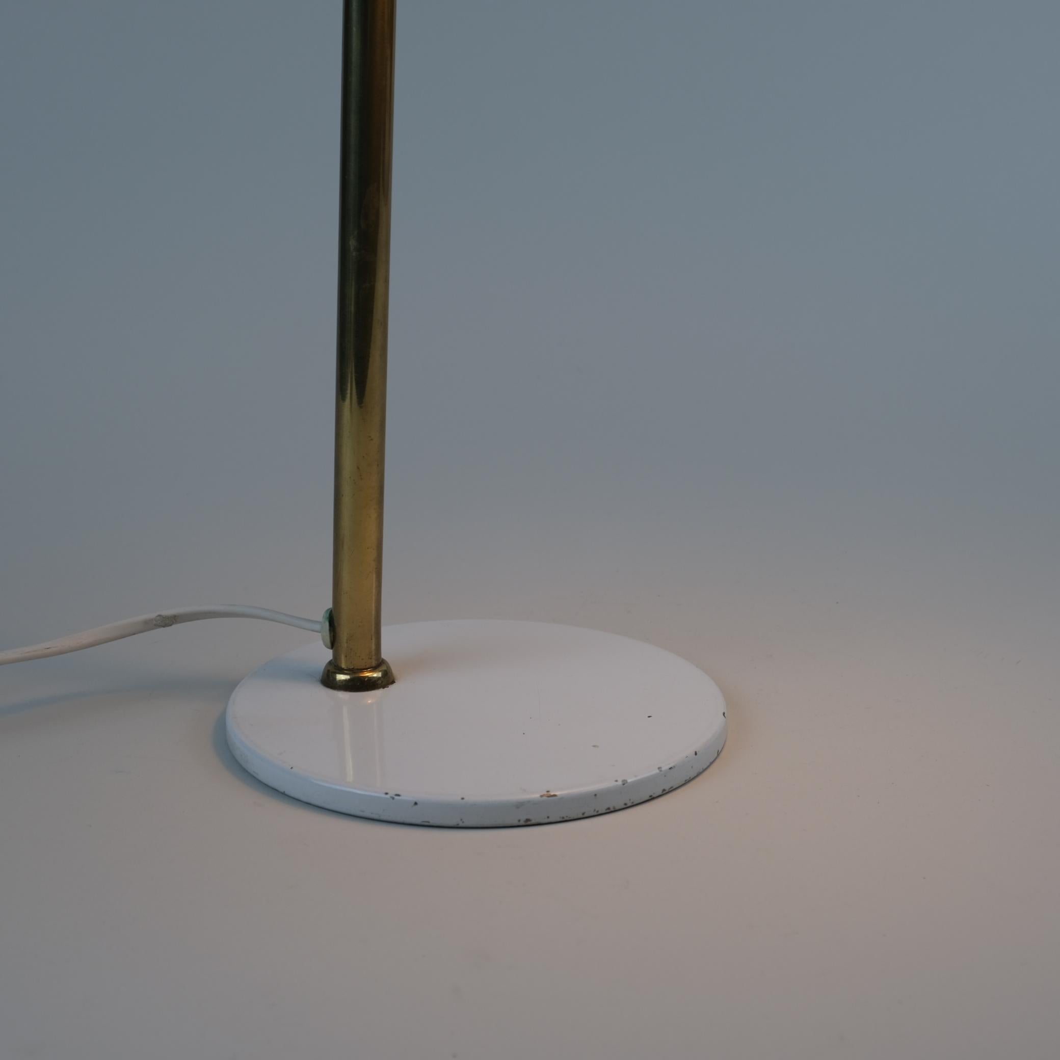 Lampe de table réglable Paavo Tynell modèle 9227 en blanc et laiton, Idman années 1950 Bon état - En vente à Helsinki, FI