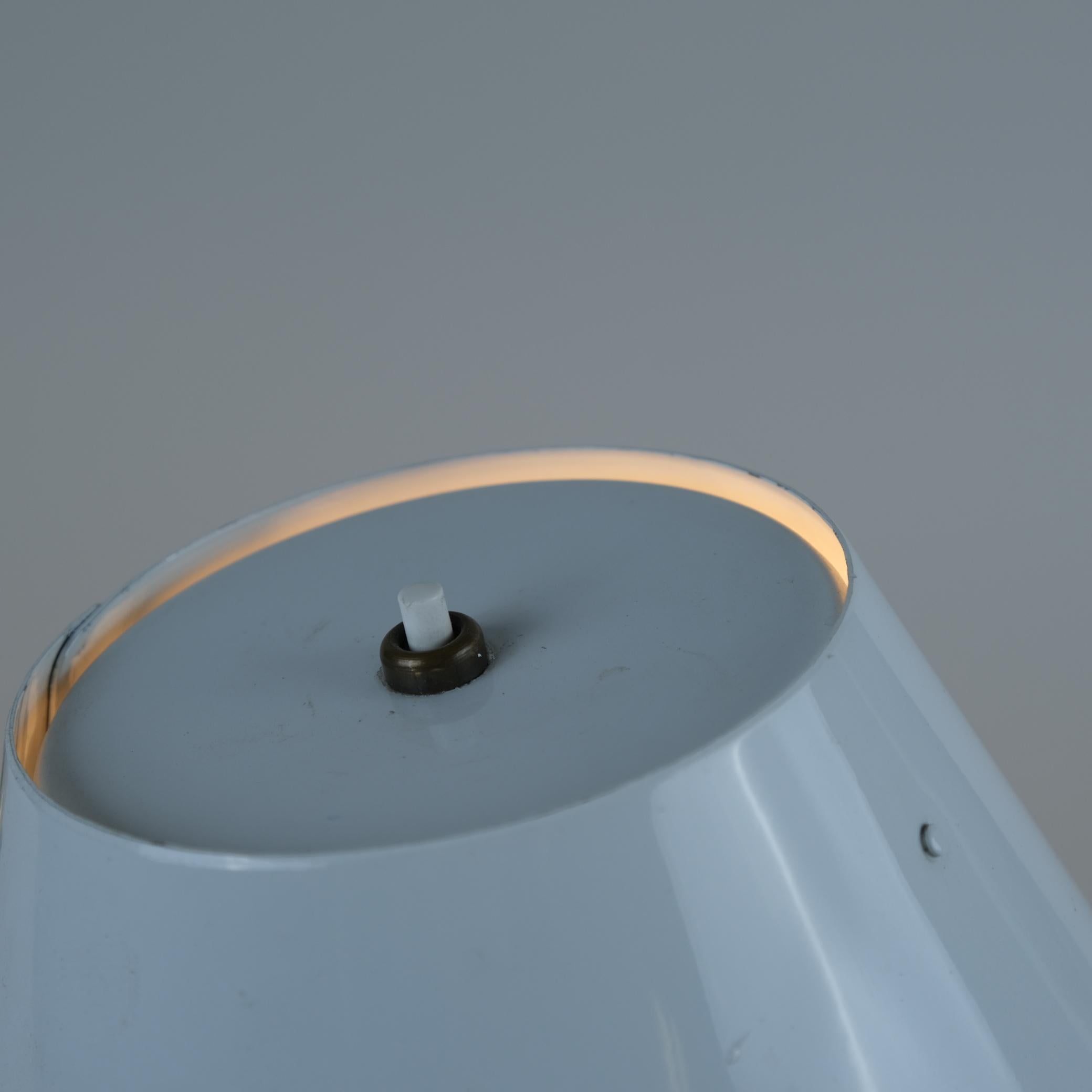 Milieu du XXe siècle Lampe de table réglable Paavo Tynell modèle 9227 en blanc et laiton, Idman années 1950 en vente