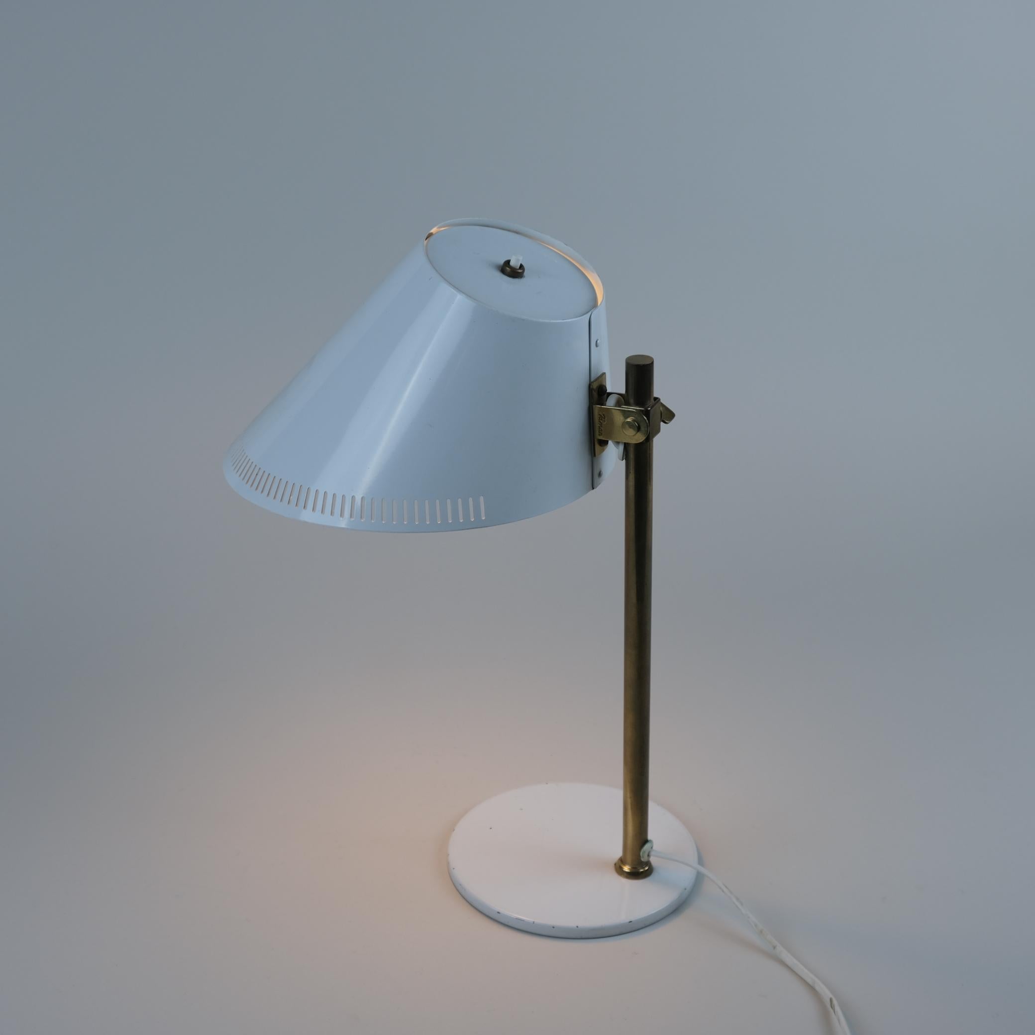 Métal Lampe de table réglable Paavo Tynell modèle 9227 en blanc et laiton, Idman années 1950 en vente