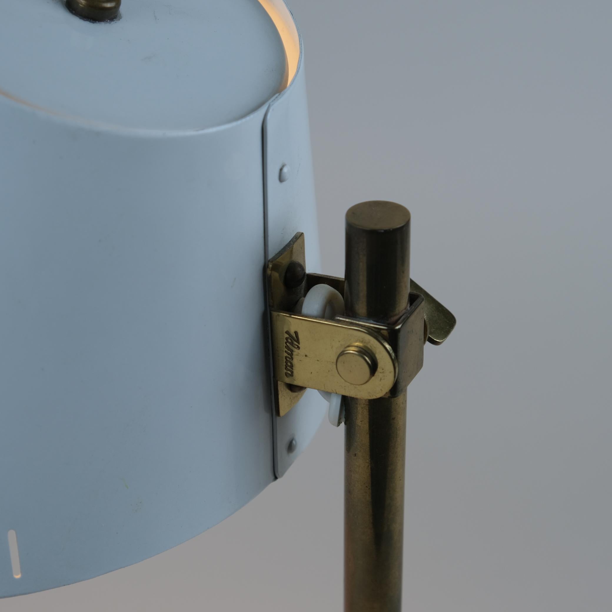 Lampe de table réglable Paavo Tynell modèle 9227 en blanc et laiton, Idman années 1950 en vente 1