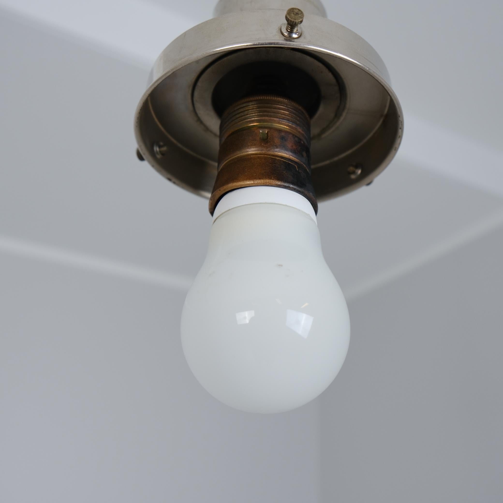 Lampada Paavo Tynell Art Deco 1601, ottone nikkled e vetro opalino, Taito 1930 in vendita 3