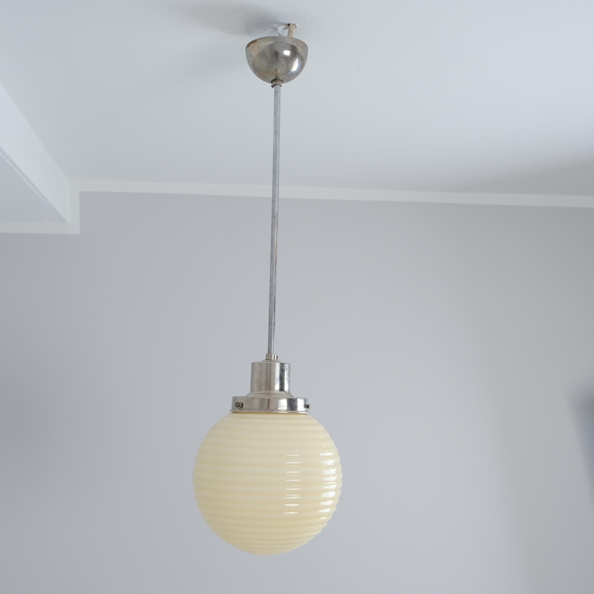 Una bellissima lampada art déco Paavo Tynell in ottone nikkled con vetro opalino ondulato color crema  ombra. Il modello della lampada è il 1601, presente in uno dei cataloghi degli anni '30. Perfetta per cucine, piccoli spazi o come lampada