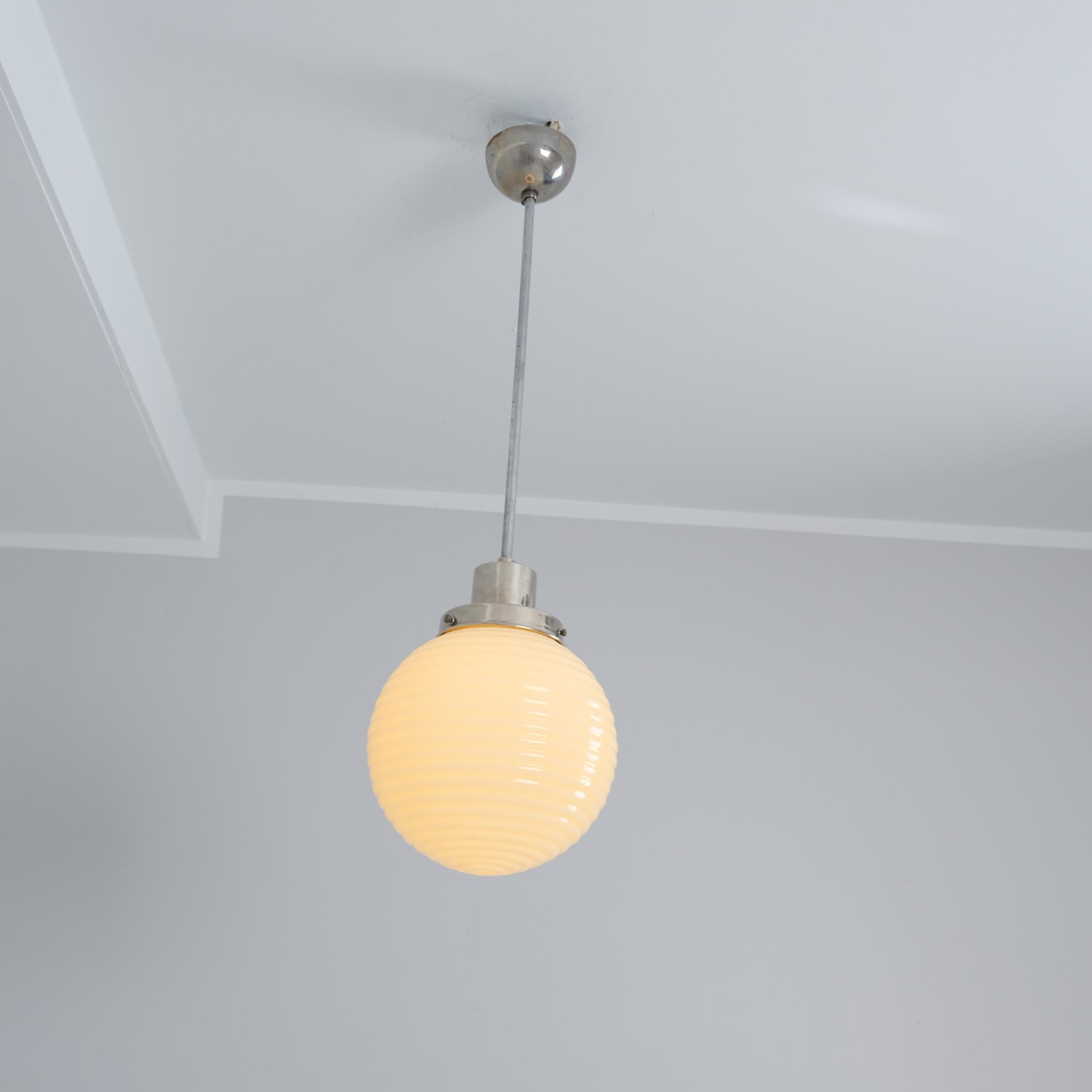 Art Déco Lampada Paavo Tynell Art Deco 1601, ottone nikkled e vetro opalino, Taito 1930 in vendita