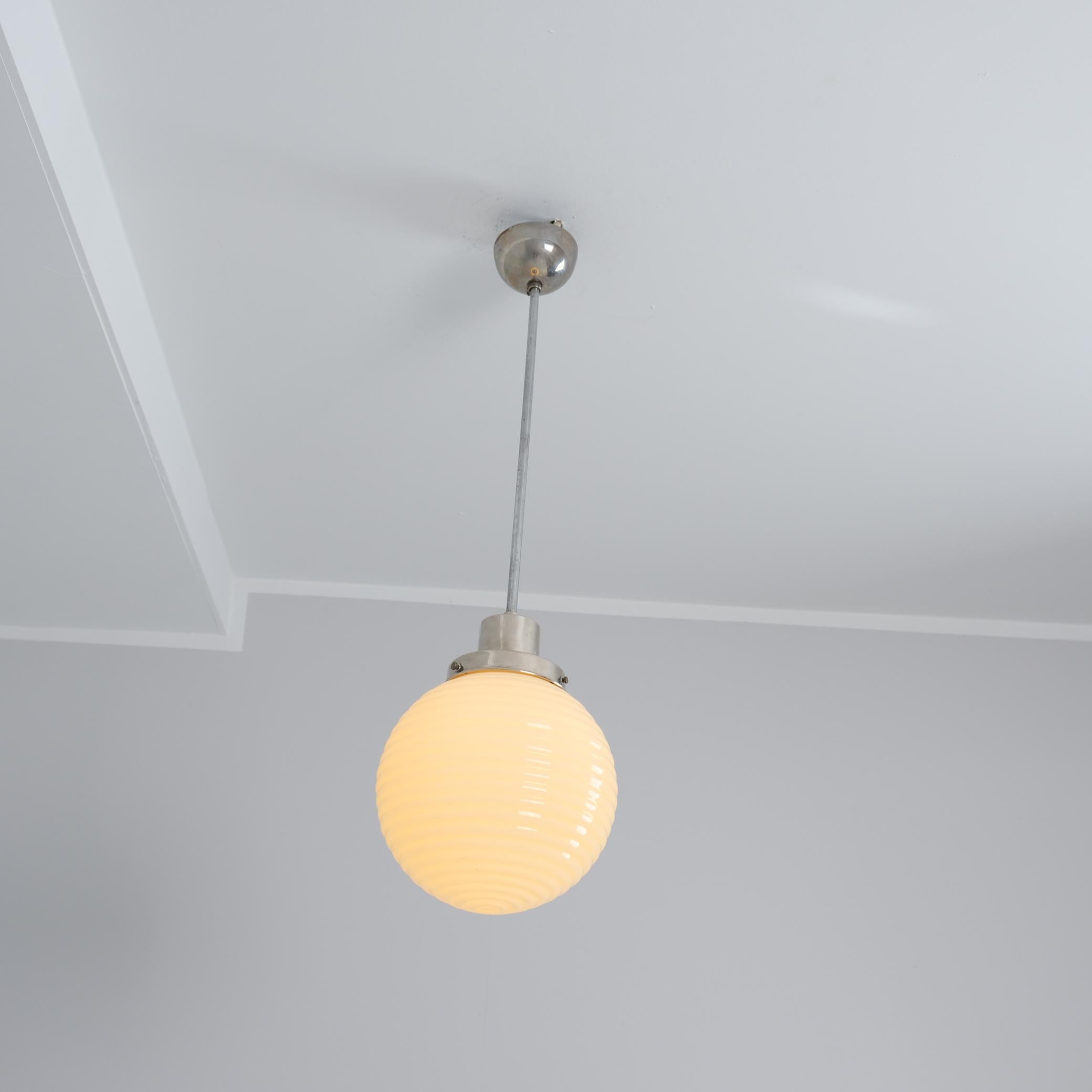 Finlandese Lampada Paavo Tynell Art Deco 1601, ottone nikkled e vetro opalino, Taito 1930 in vendita