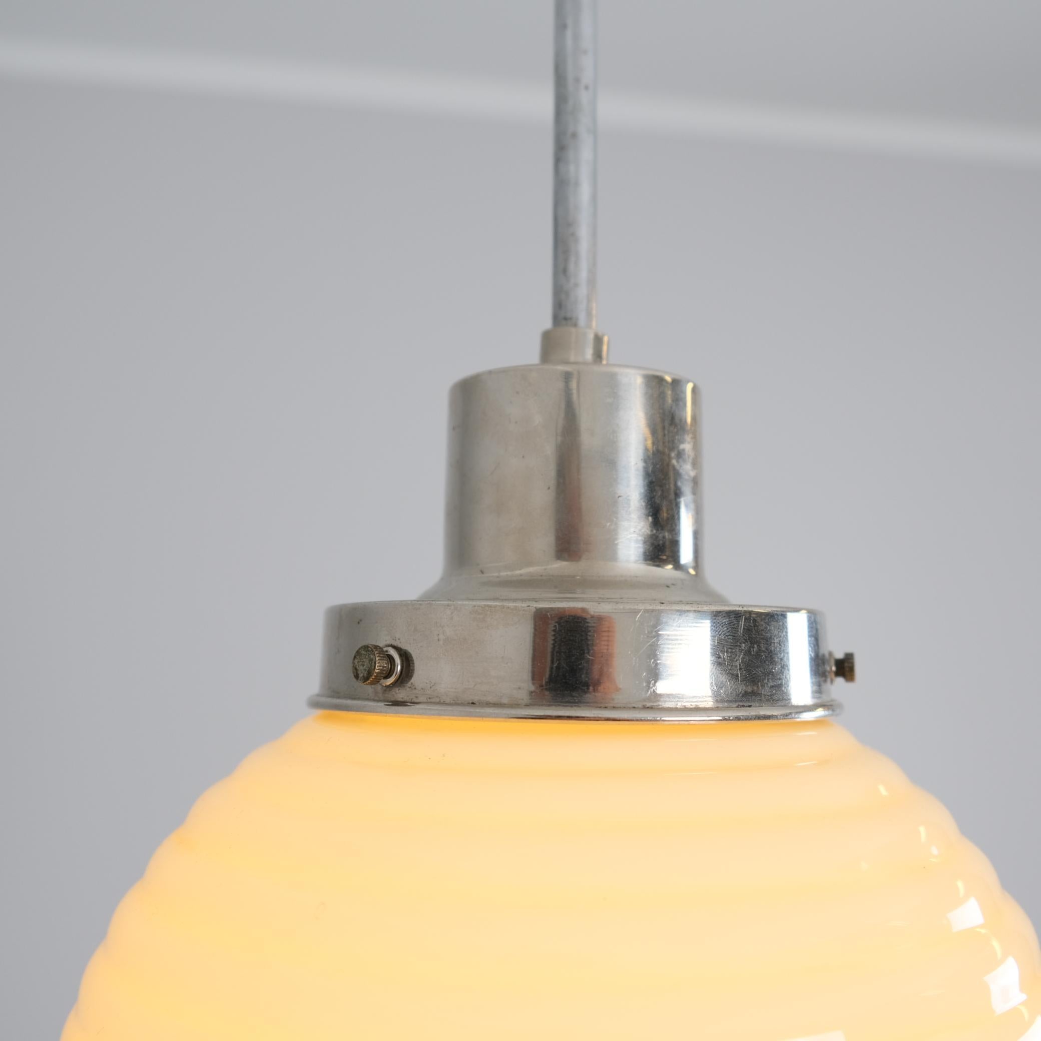 Lampada Paavo Tynell Art Deco 1601, ottone nikkled e vetro opalino, Taito 1930 In condizioni buone in vendita a Helsinki, FI