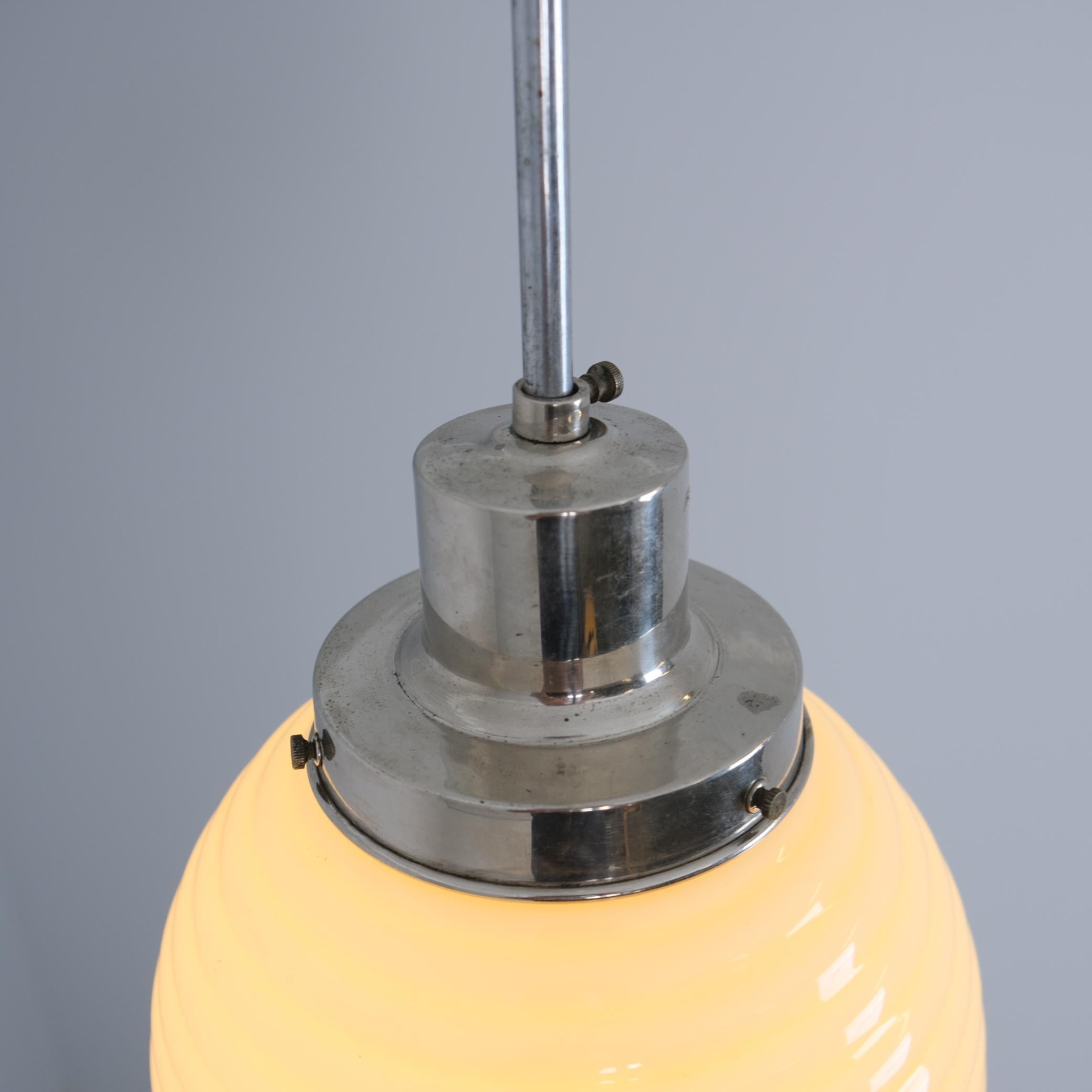 Lampada Paavo Tynell Art Deco 1601, ottone nikkled e vetro opalino, Taito 1930 in vendita 1