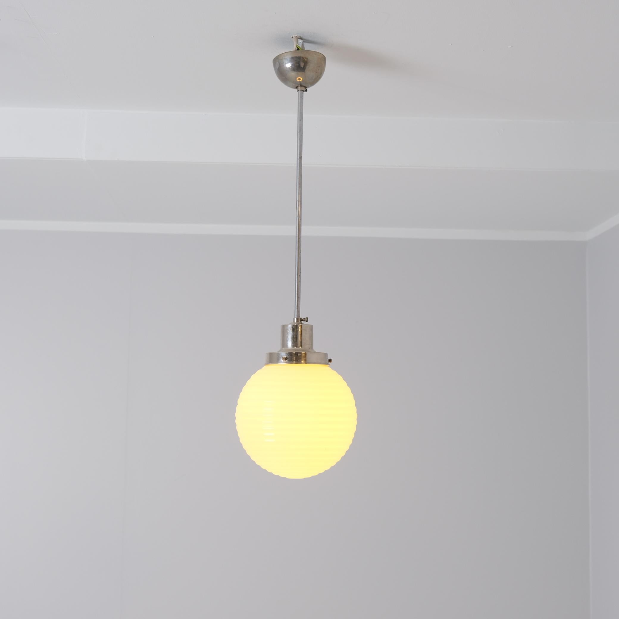 Lampada Paavo Tynell Art Deco 1601, ottone nikkled e vetro opalino, Taito 1930 in vendita 2