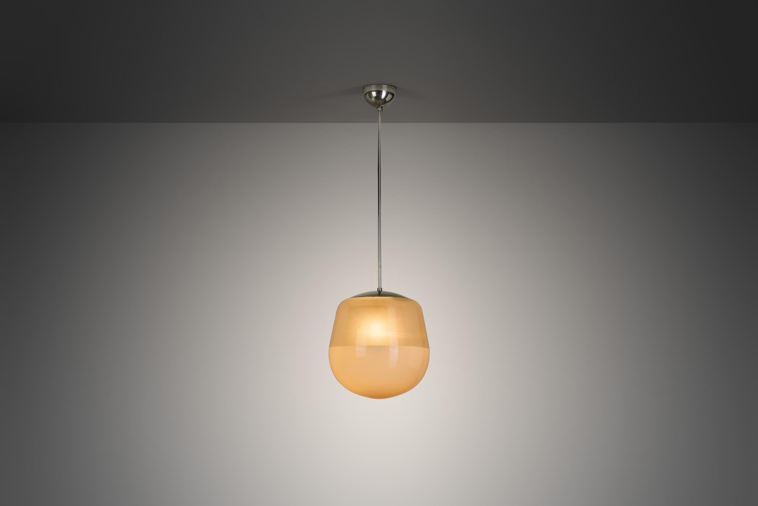 Gli anni '30 segnarono un periodo di trasformazione per il design dell'illuminazione, quando i designer nordici, in particolare finlandesi, cercarono di fondere la nitida funzionalità del modernismo con la morbidezza e il calore della luce