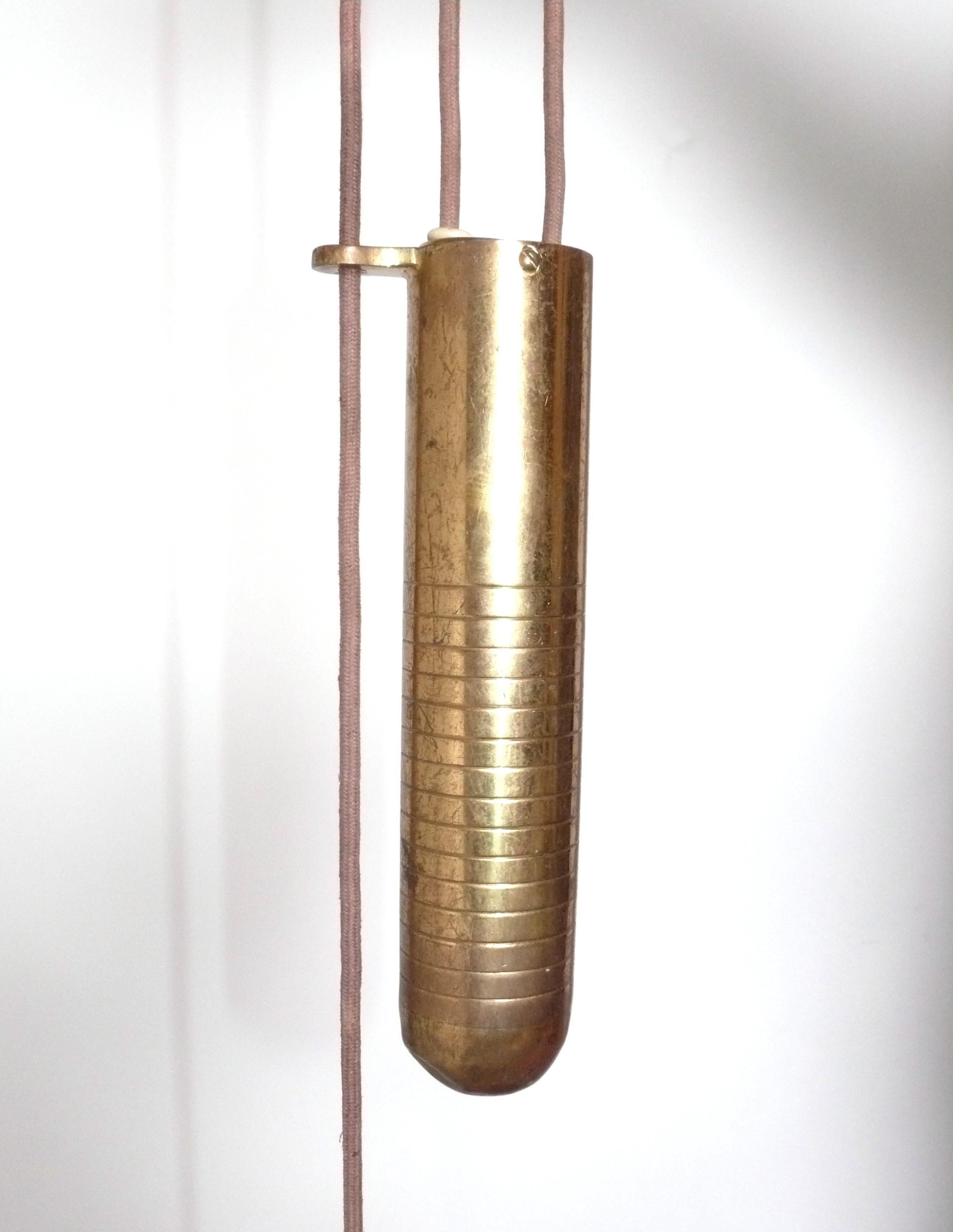 Mid-Century Modern Paavo Tynell Lustre à contrepoids en laiton attribué Modernité danoise du milieu du siècle dernier en vente