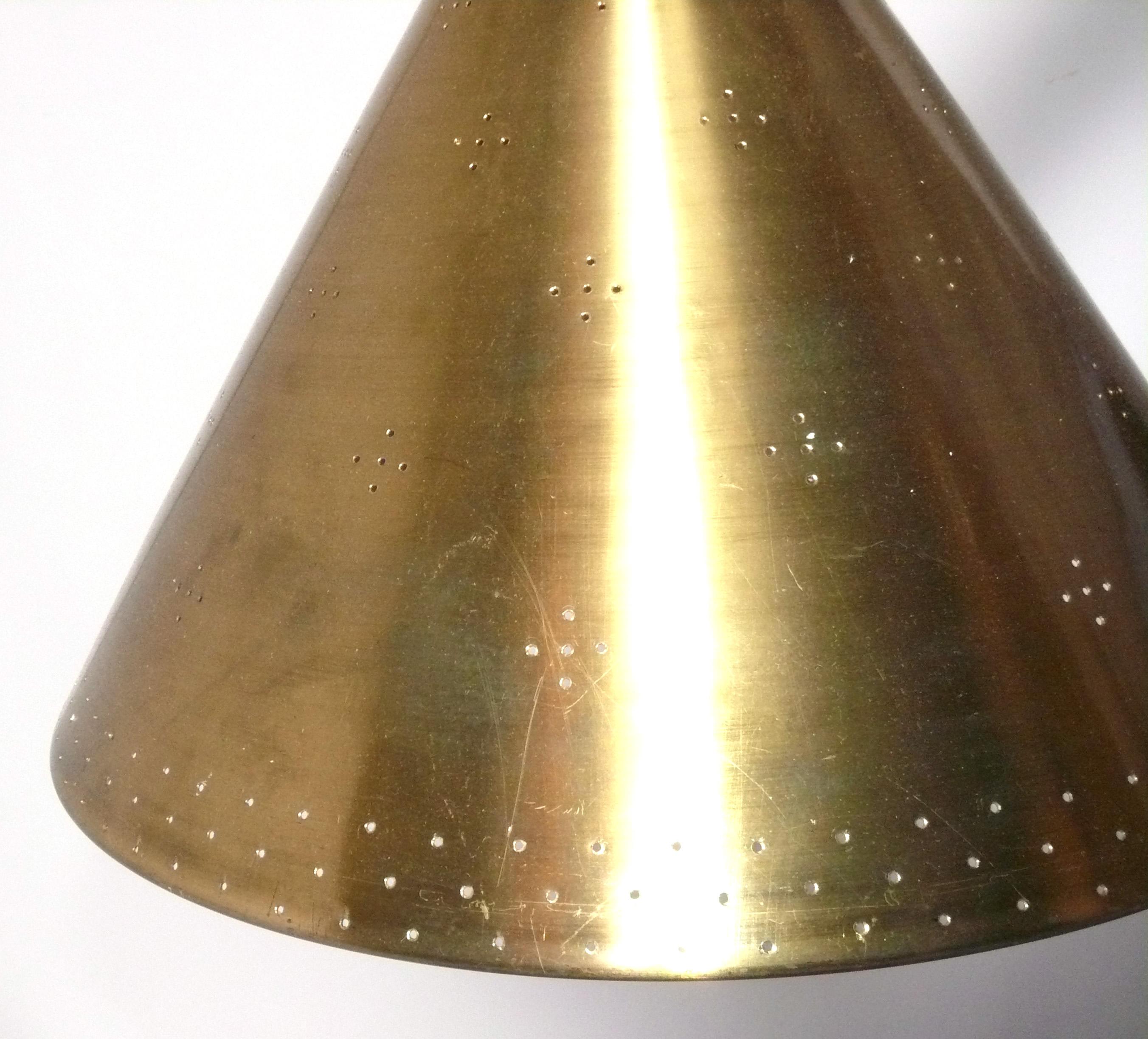 Paavo Tynell Lustre à contrepoids en laiton attribué Modernité danoise du milieu du siècle dernier Bon état - En vente à Atlanta, GA