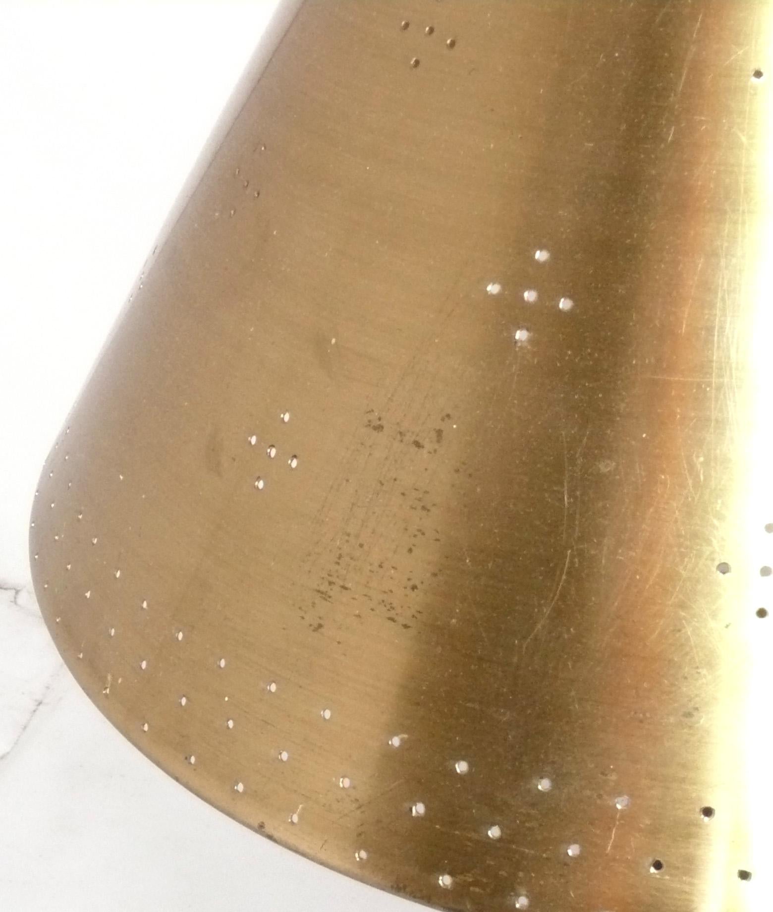 Milieu du XXe siècle Paavo Tynell Lustre à contrepoids en laiton attribué Modernité danoise du milieu du siècle dernier en vente