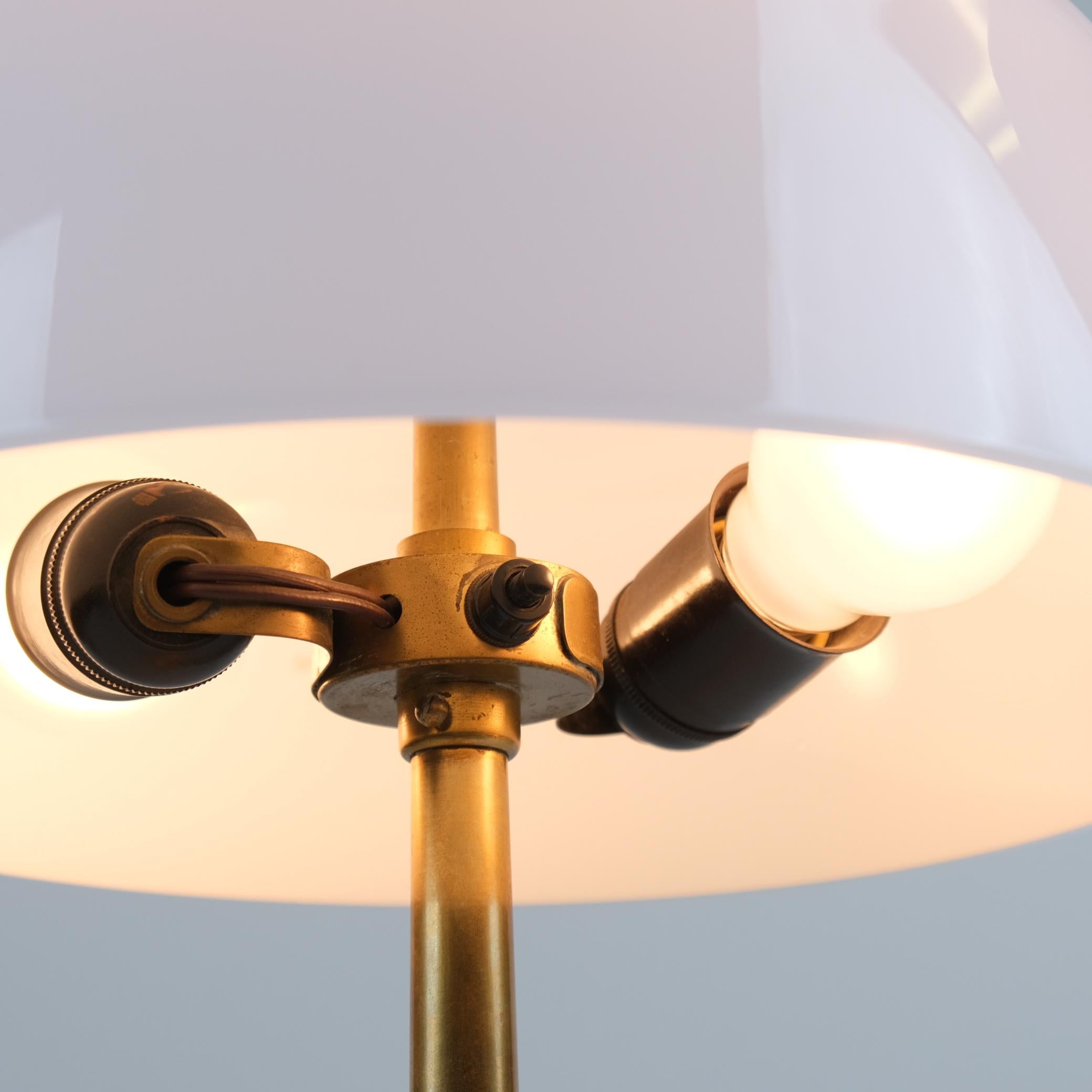 Laiton Lampe de table Paavo Tynell Ballerina modèle 9211 en laiton et verre blanc Taito années 1950 en vente