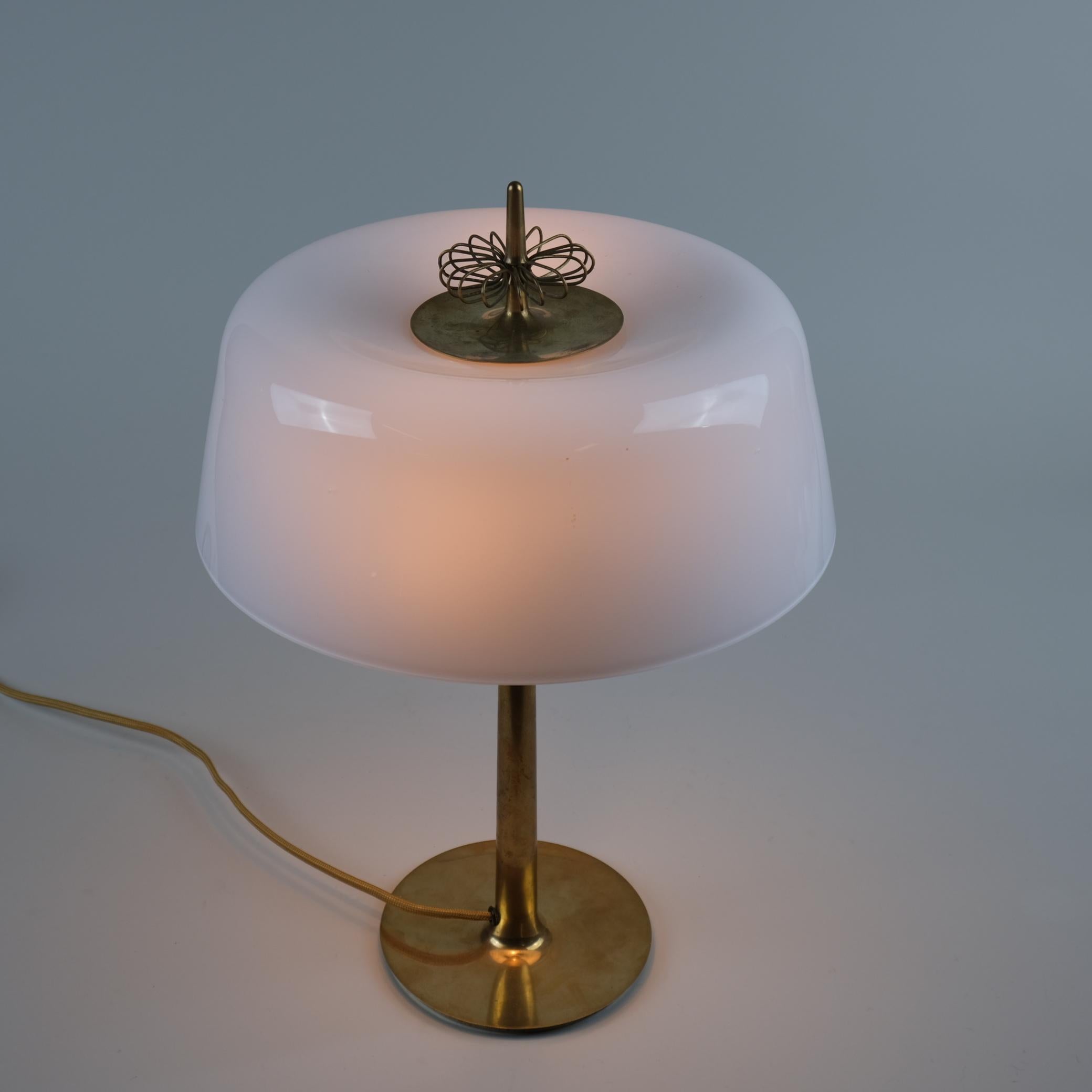 Lampe de table Paavo Tynell Ballerina modèle 9211 en laiton et verre blanc Taito années 1950 en vente 4