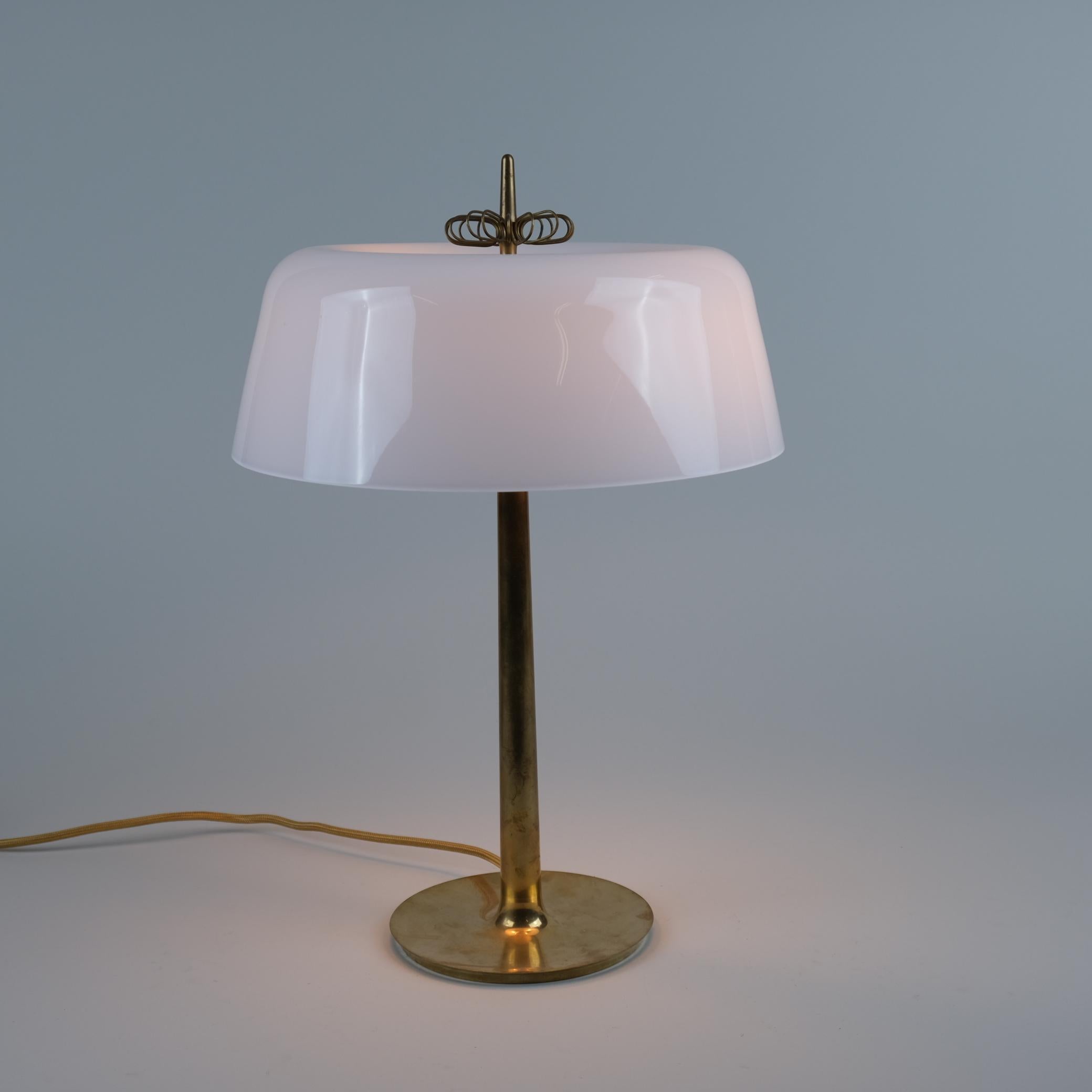 Scandinave moderne Lampe de table Paavo Tynell Ballerina modèle 9211 en laiton et verre blanc Taito années 1950 en vente