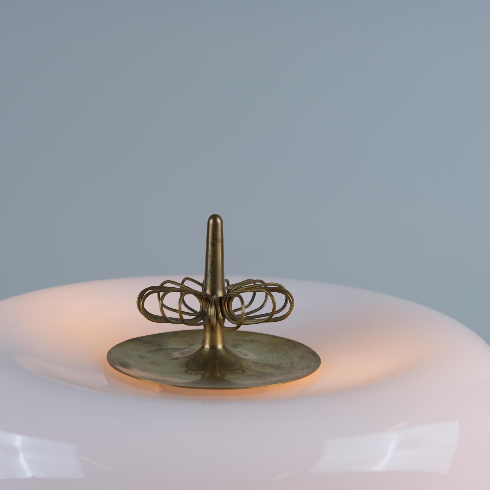 Finlandais Lampe de table Paavo Tynell Ballerina modèle 9211 en laiton et verre blanc Taito années 1950 en vente