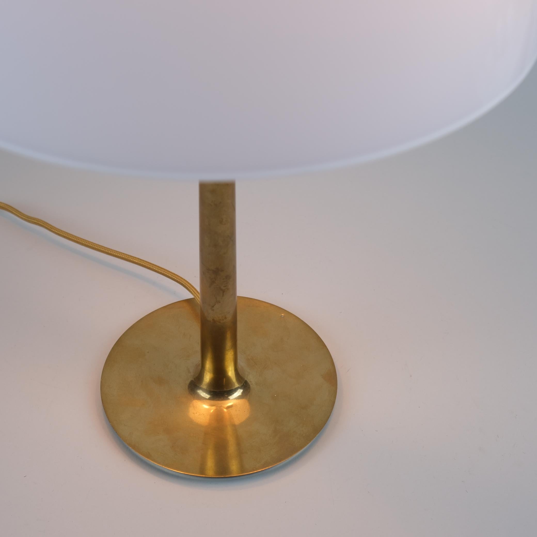 Lampe de table Paavo Tynell Ballerina modèle 9211 en laiton et verre blanc Taito années 1950 Bon état - En vente à Helsinki, FI