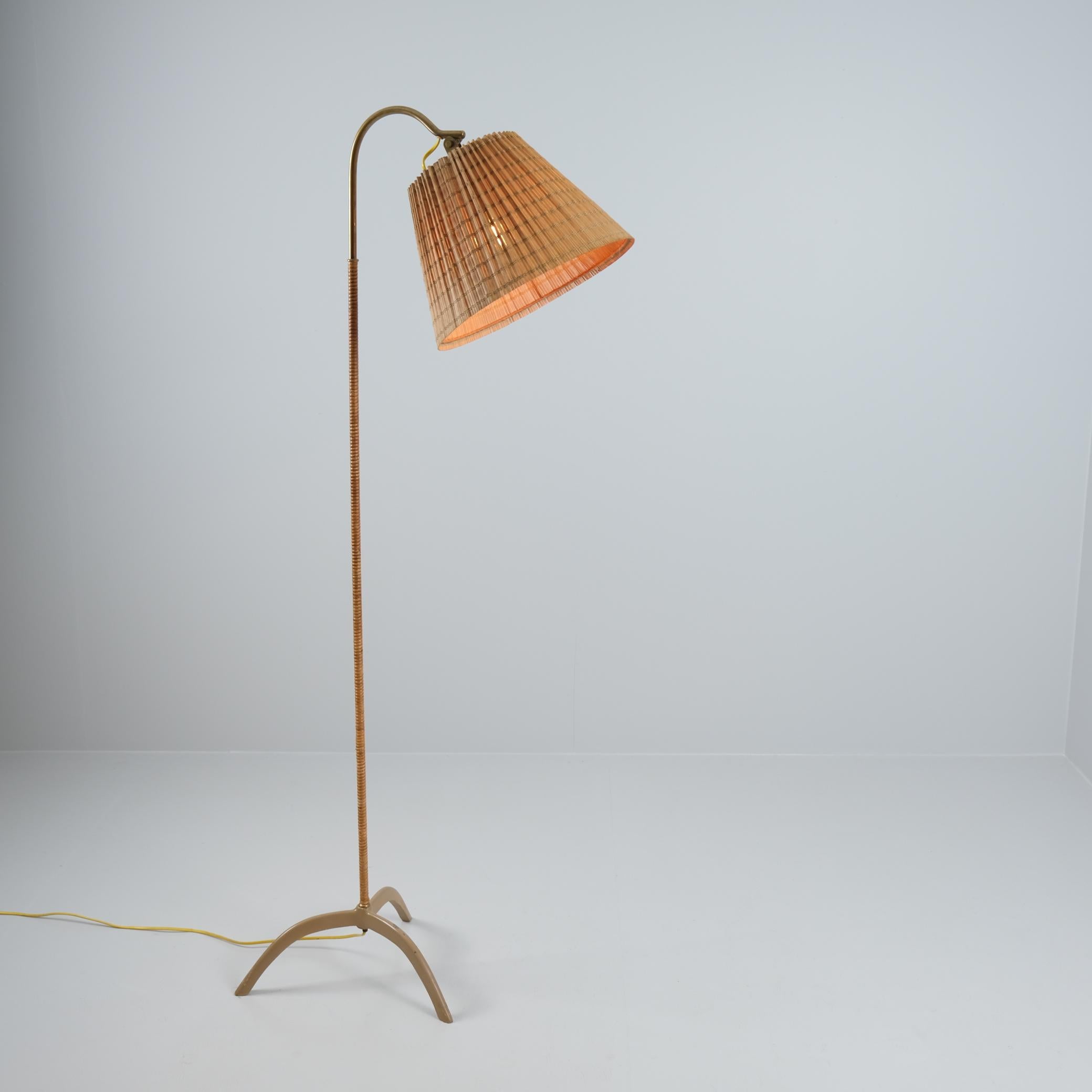 Scandinave moderne Paavo Tynell Lampadaire beige à pied de corbeau modèle. 9609, abat-jour en rotin, Taito années 1950 en vente