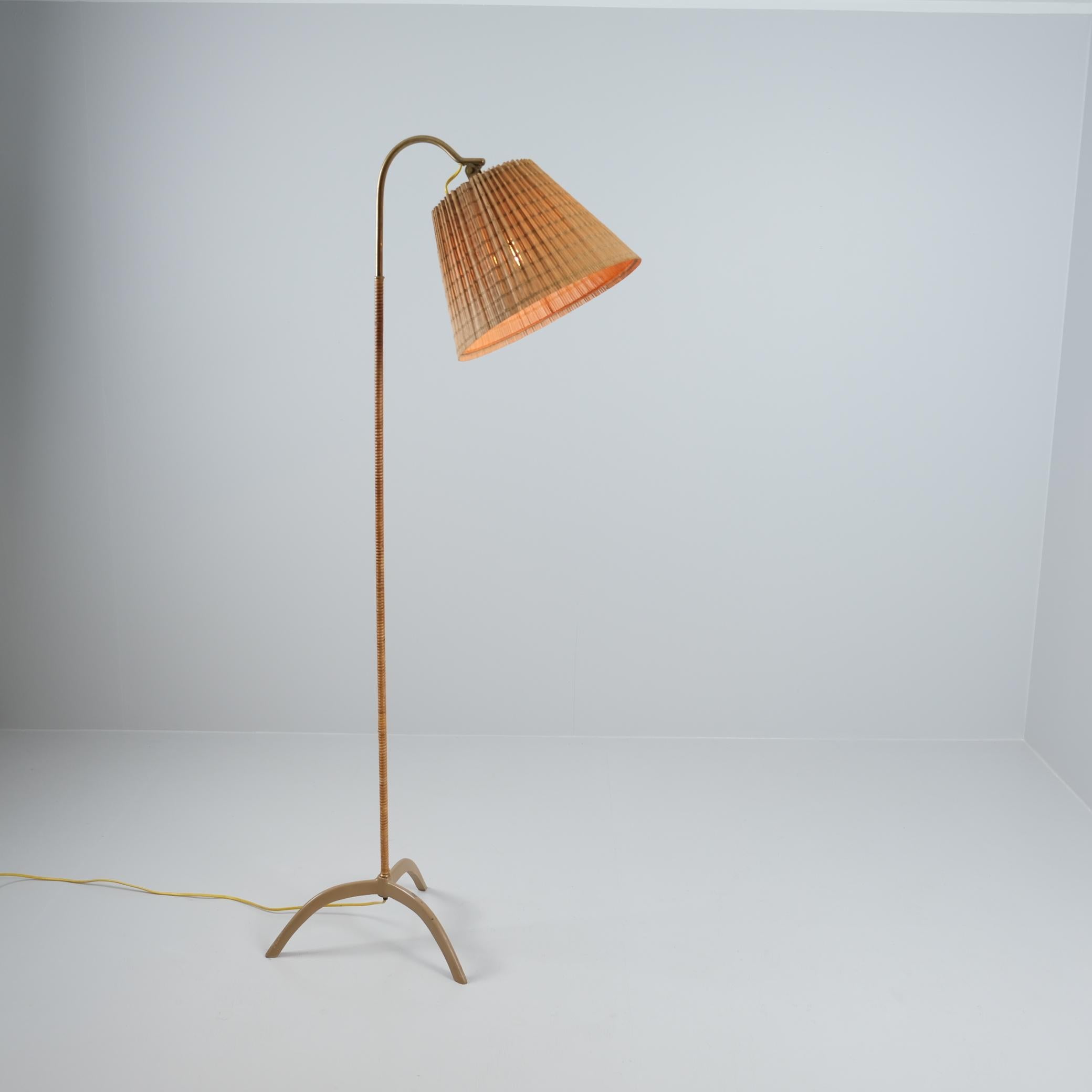 Finlandais Paavo Tynell Lampadaire beige à pied de corbeau modèle. 9609, abat-jour en rotin, Taito années 1950 en vente