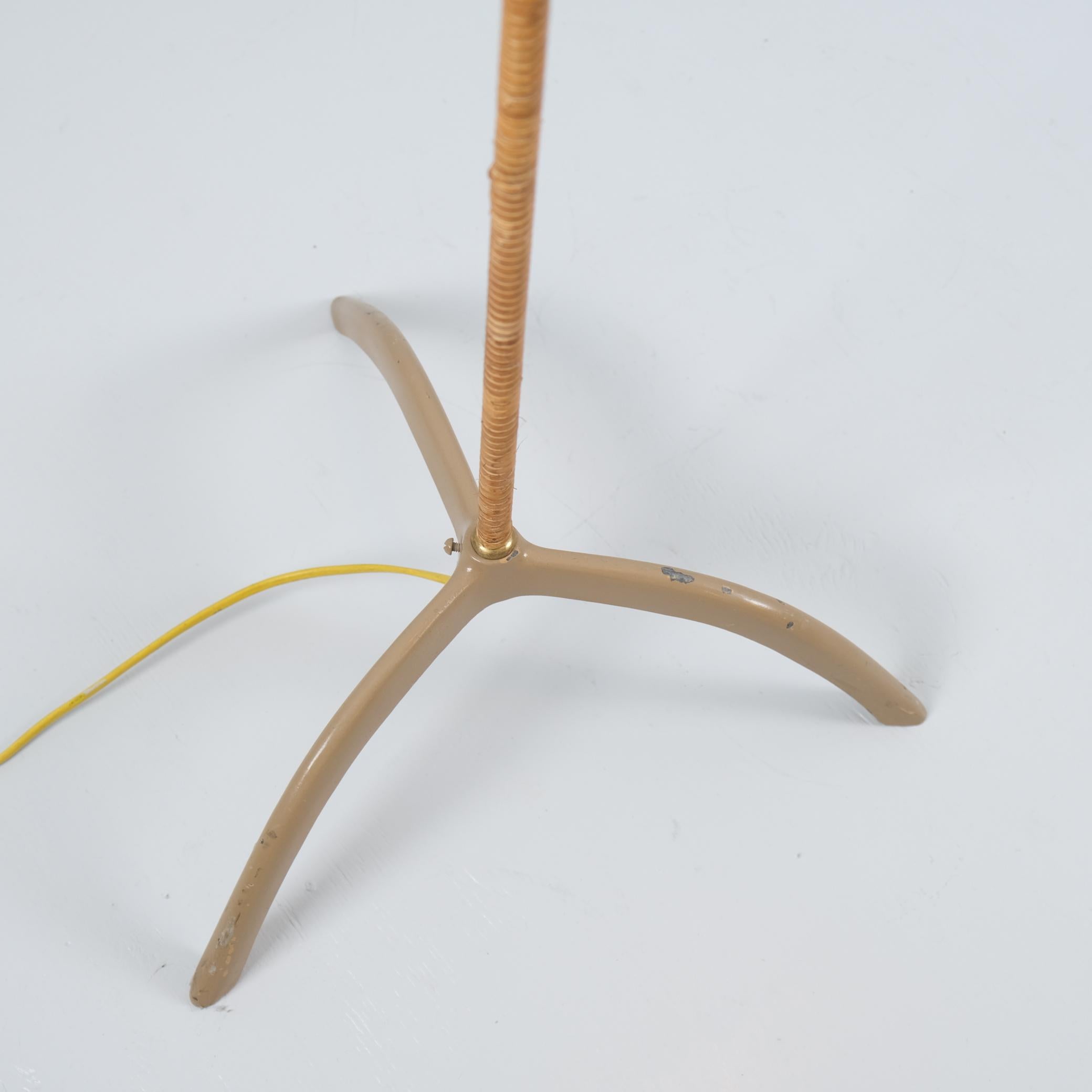 Paavo Tynell Lampadaire beige à pied de corbeau modèle. 9609, abat-jour en rotin, Taito années 1950 Bon état - En vente à Helsinki, FI